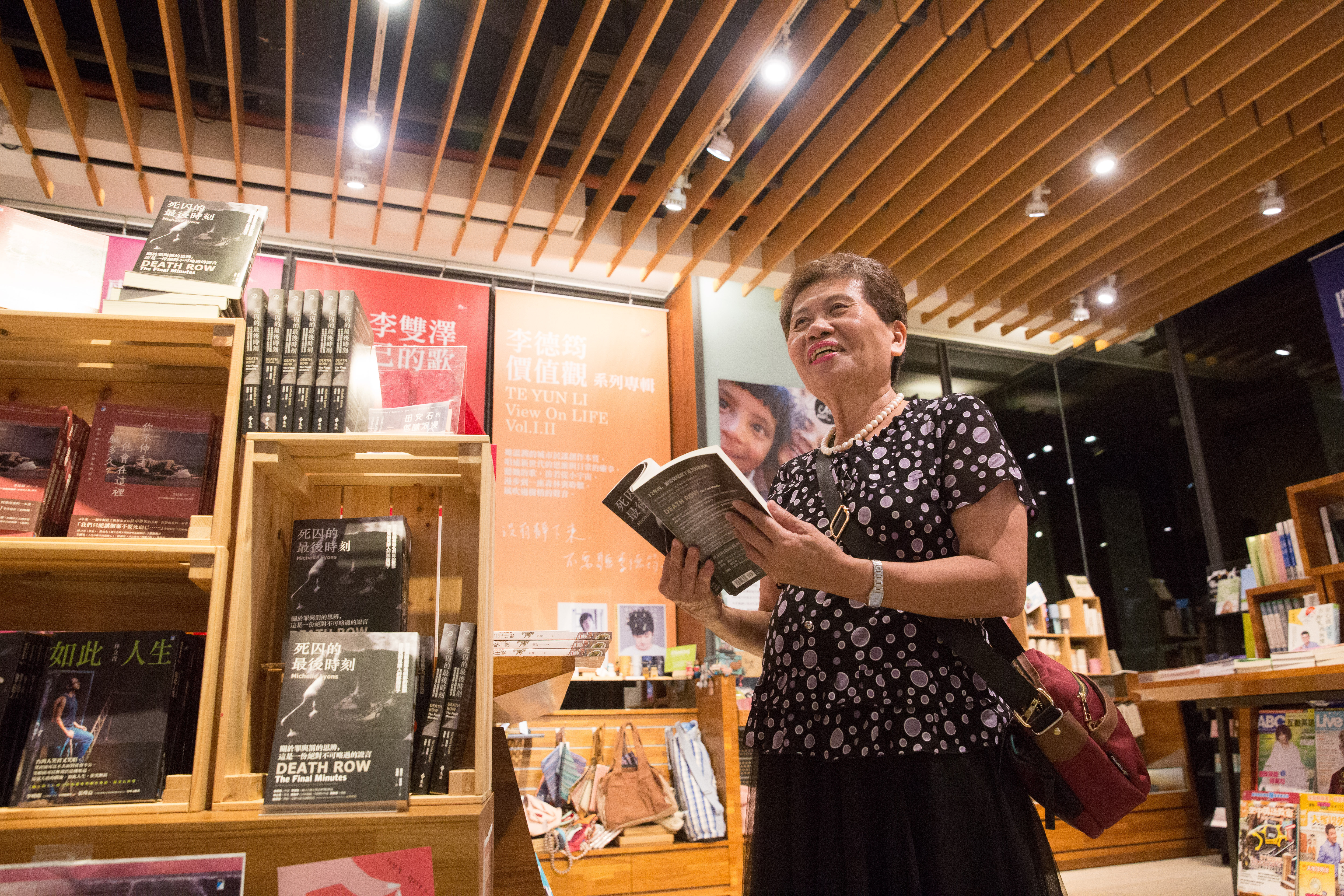 現代人生活依賴手機，花太多時間在社群軟體，影響現實中的人際關係經營。