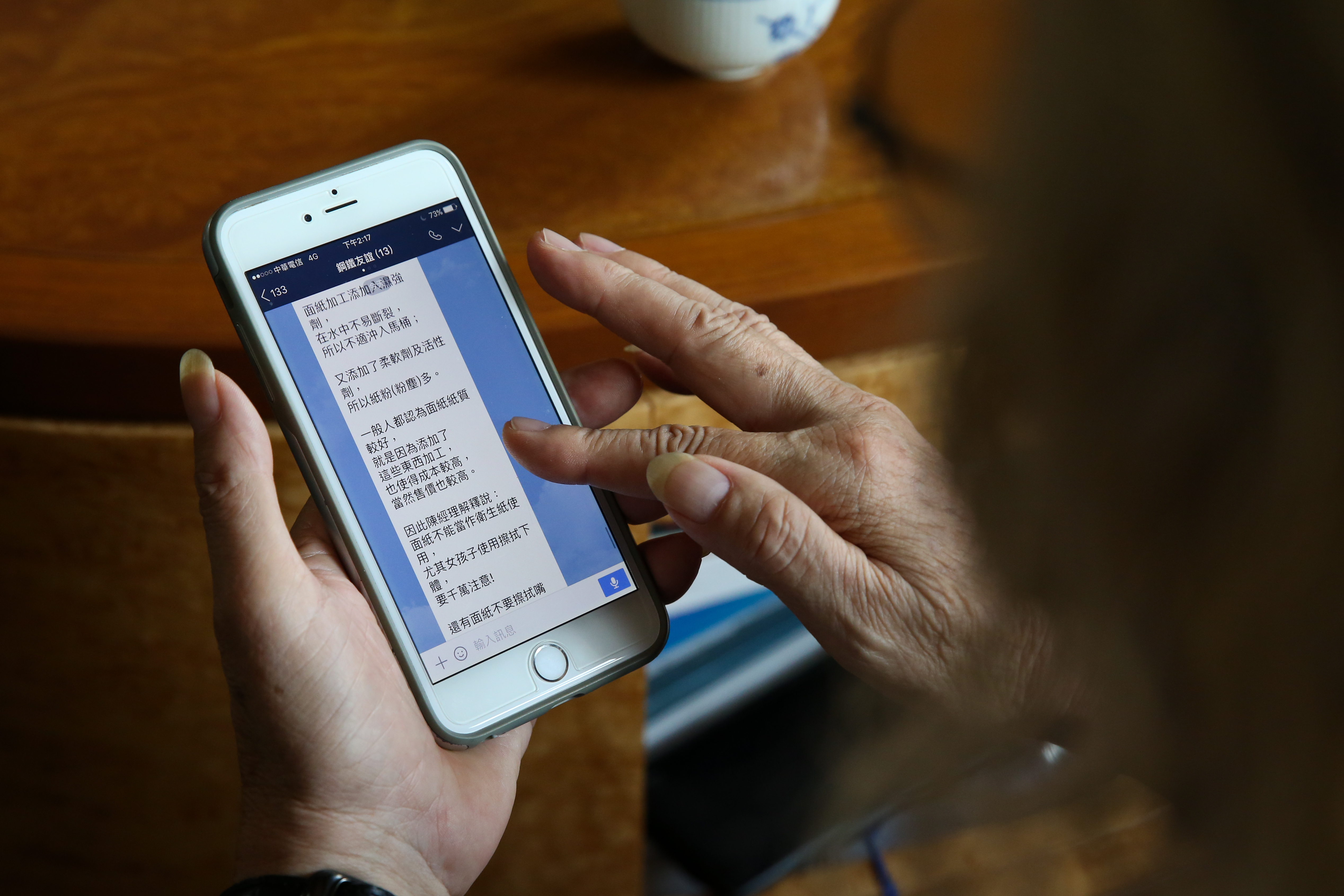 退休法官鄭麗燕拒絕使用手機，靠大量閱讀獲取資訊。