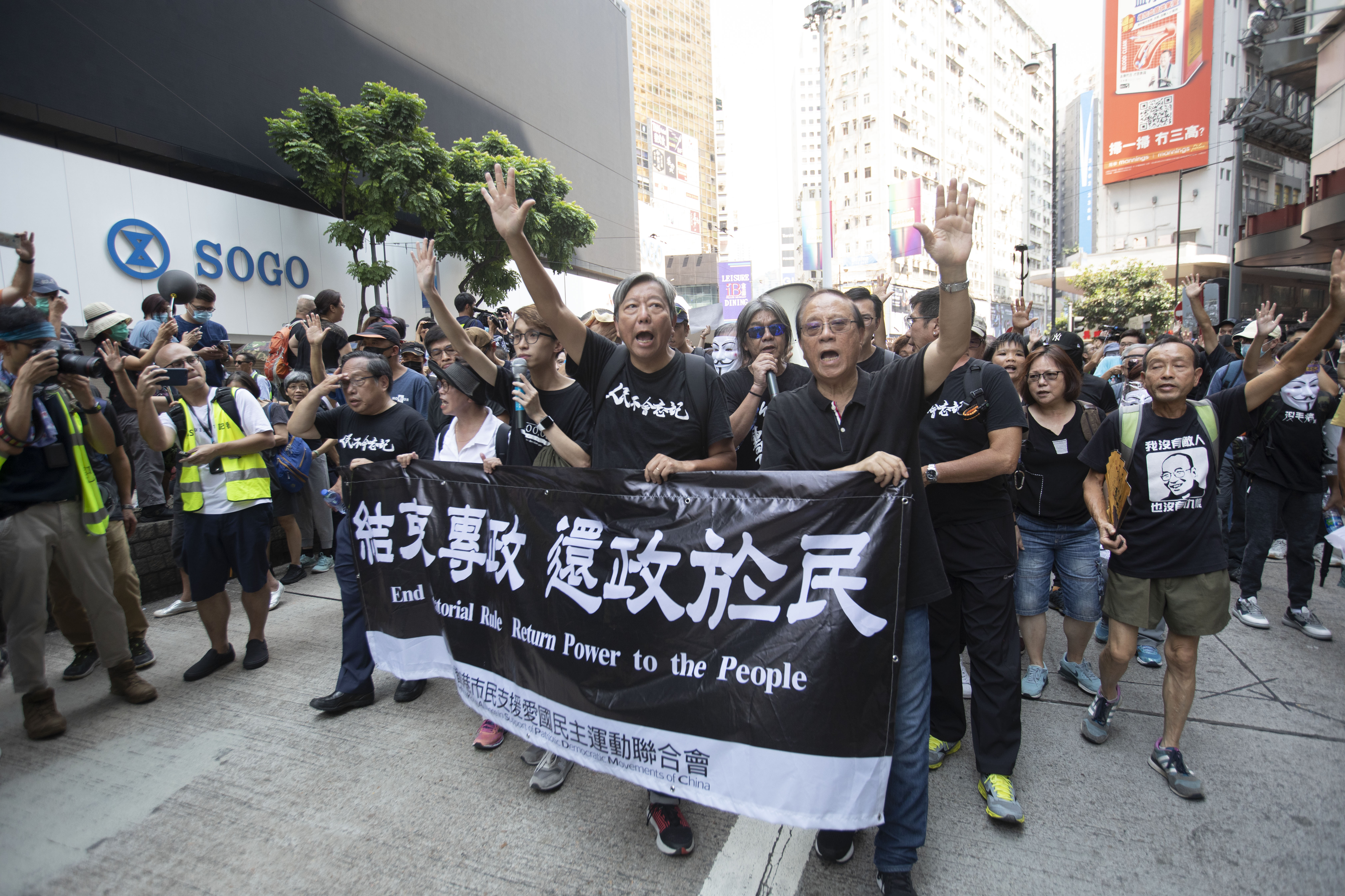 民陣原定十一遊行被拒絕,李卓人、何俊仁、梁國雄三名民主派老議員,以及民陣副召集人陳皓桓宣布,四人會以個人身分,承接民陣原本遊行路缐。