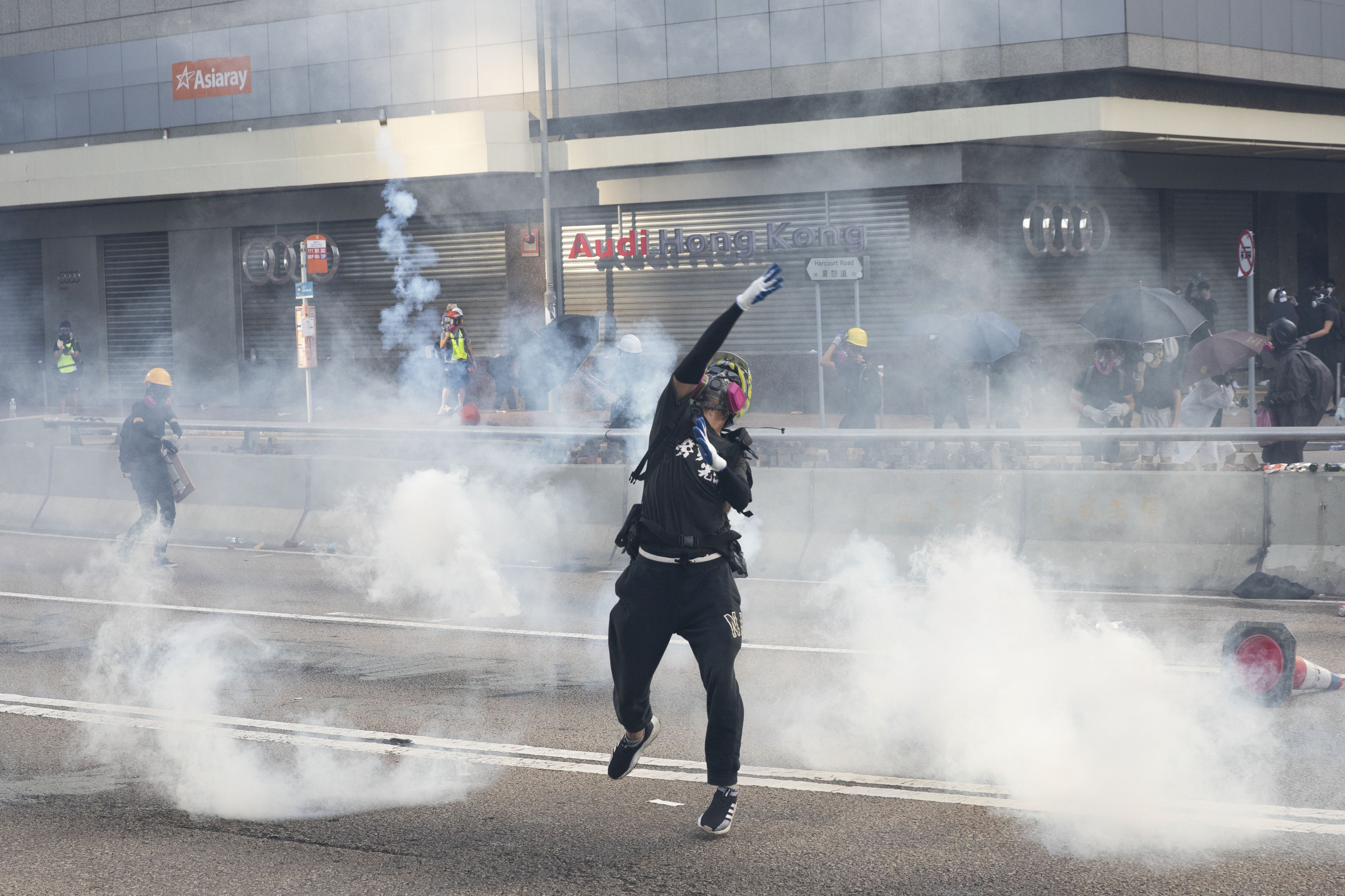 前線一名勇武派抗爭者拾起一枚防爆彈回擲警方。