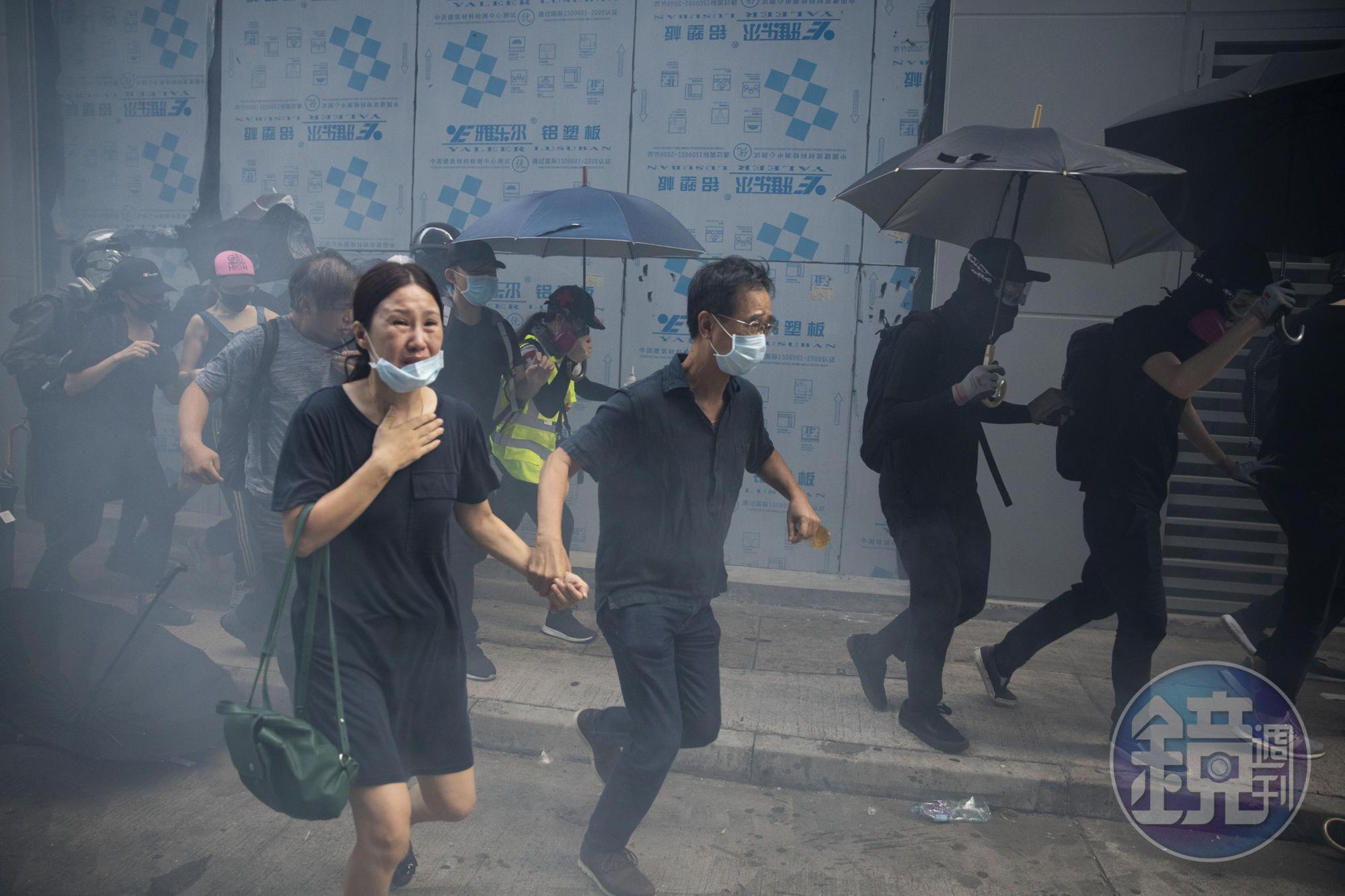 市民遭遇鎮暴警察追趕,面露驚恐。