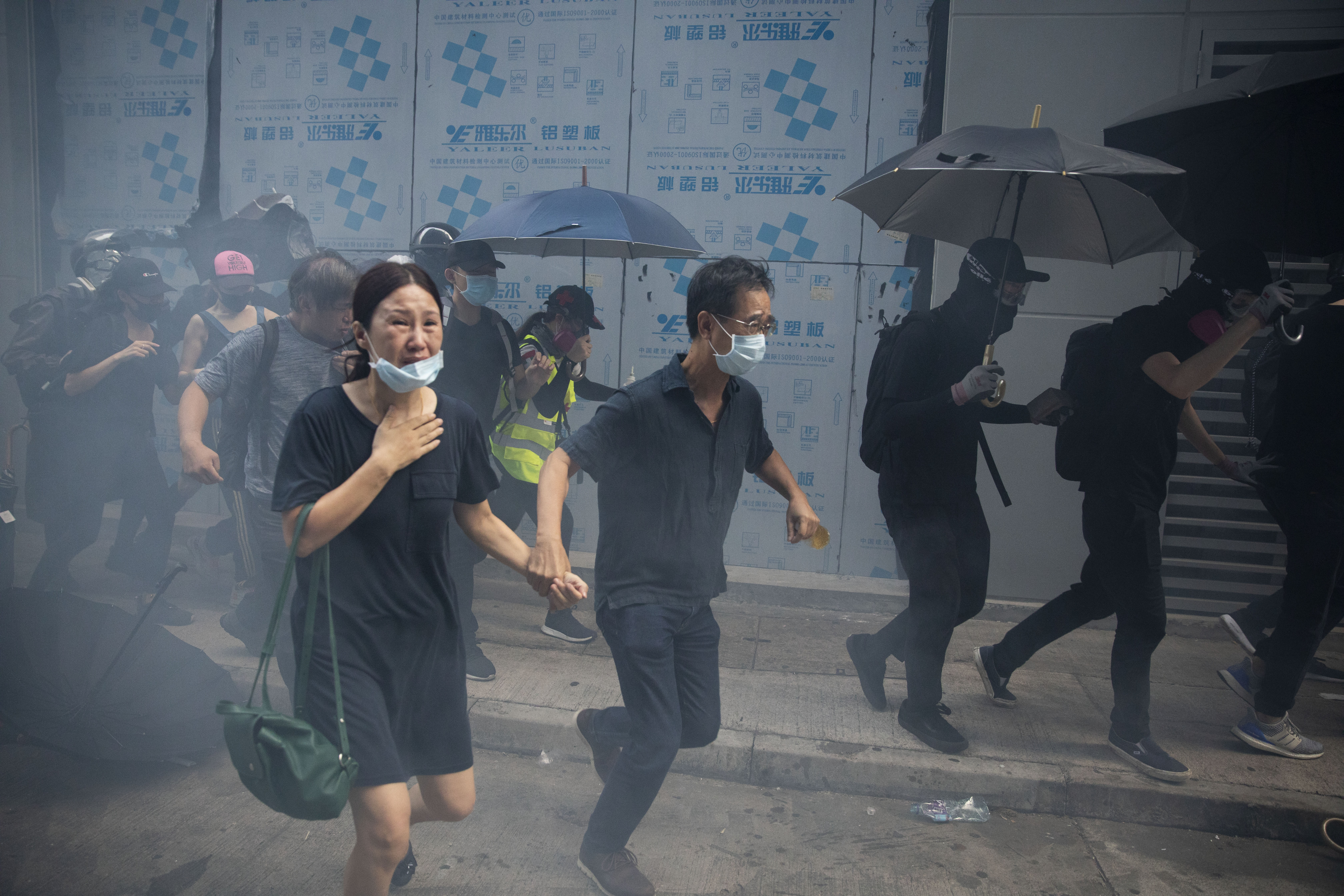 市民遭遇鎮暴警察追趕,面露驚恐。