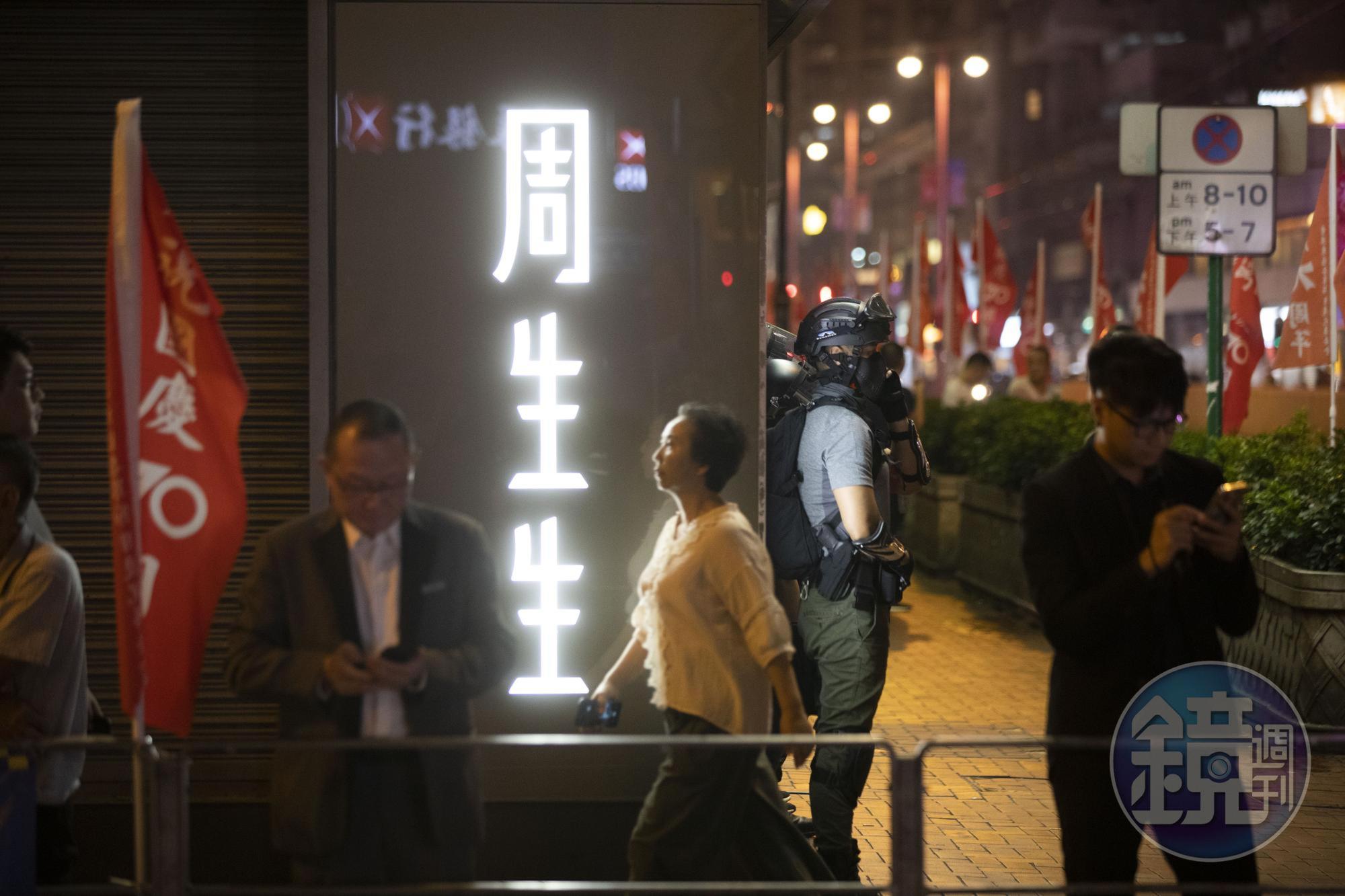 晚間十點,鎮暴警察仍在北角街邊巡邏,但市民已恢復正常作息。