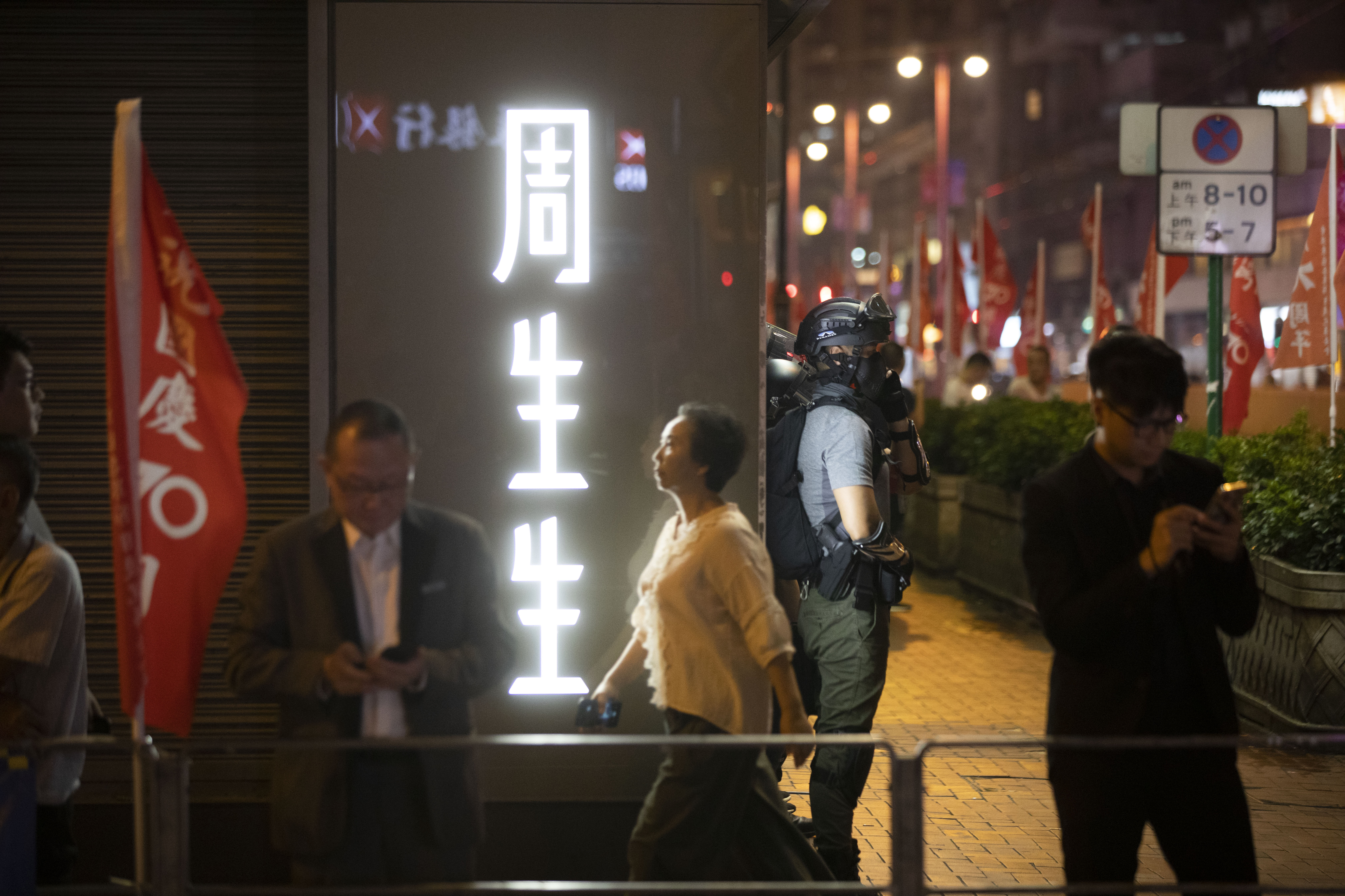 晚間十點,鎮暴警察仍在北角街邊巡邏,但市民已恢復正常作息。