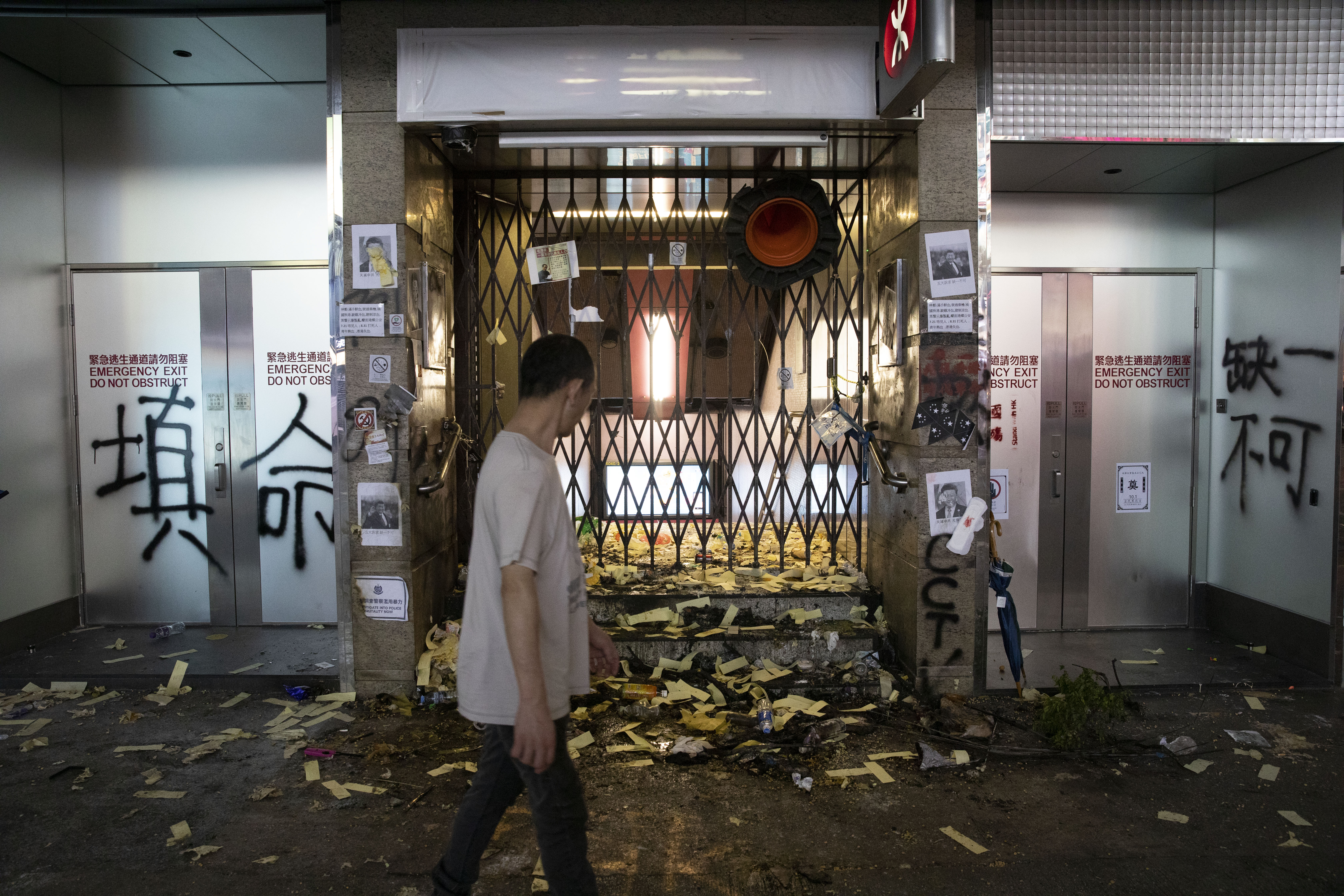 十一國慶,灣仔地鐵站民眾撒了一地的冥紙觸中共霉頭。