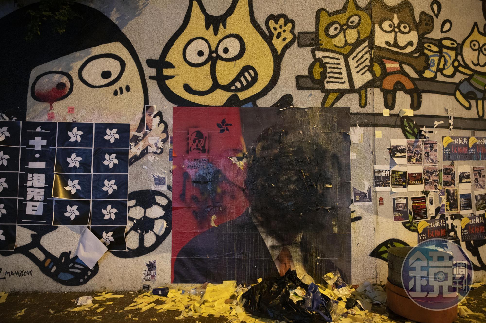 時代還在革命,香港仍未光復,十一即將結束的午夜街角,習近平的海報被群眾燒毀,手無寸鐵的香港人又撐過了這個國慶殺戮日。