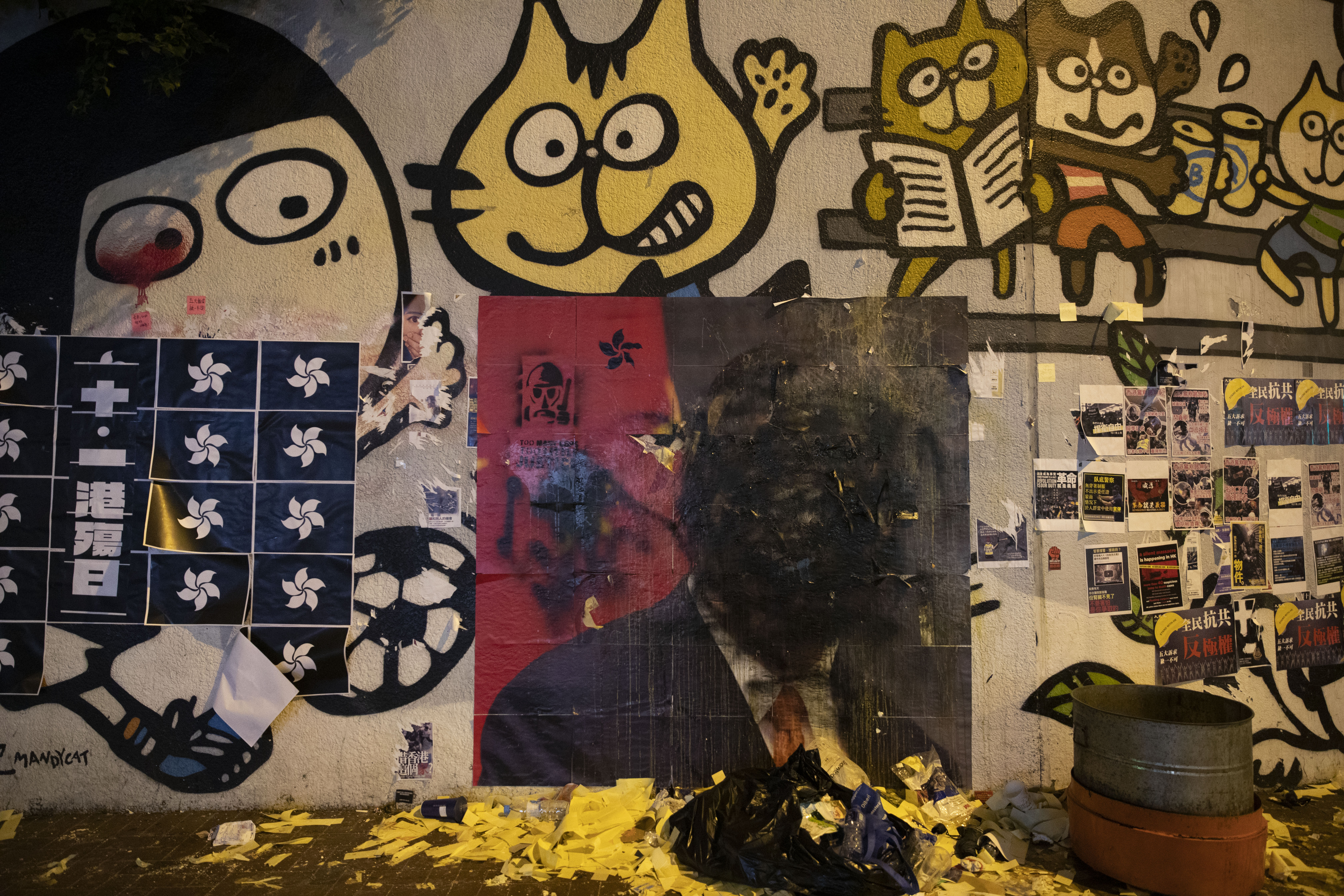 時代還在革命,香港仍未光復,十一即將結束的午夜街角,習近平的海報被群眾燒毀,手無寸鐵的香港人又撐過了這個國慶殺戮日。