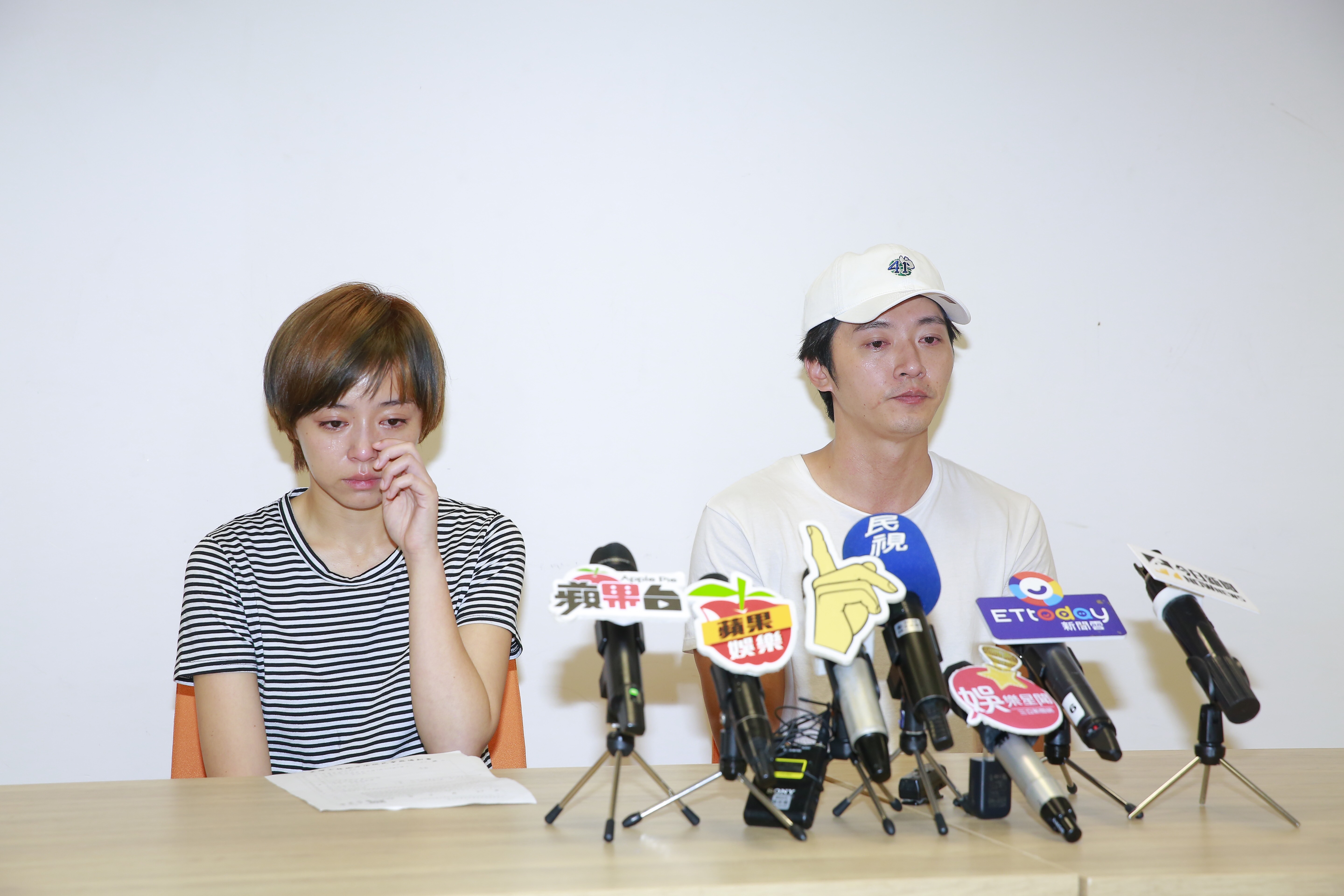 馬俊麟（右）與王瞳（左）為昨夜「侵門踏戶」風波開記者會澄清。