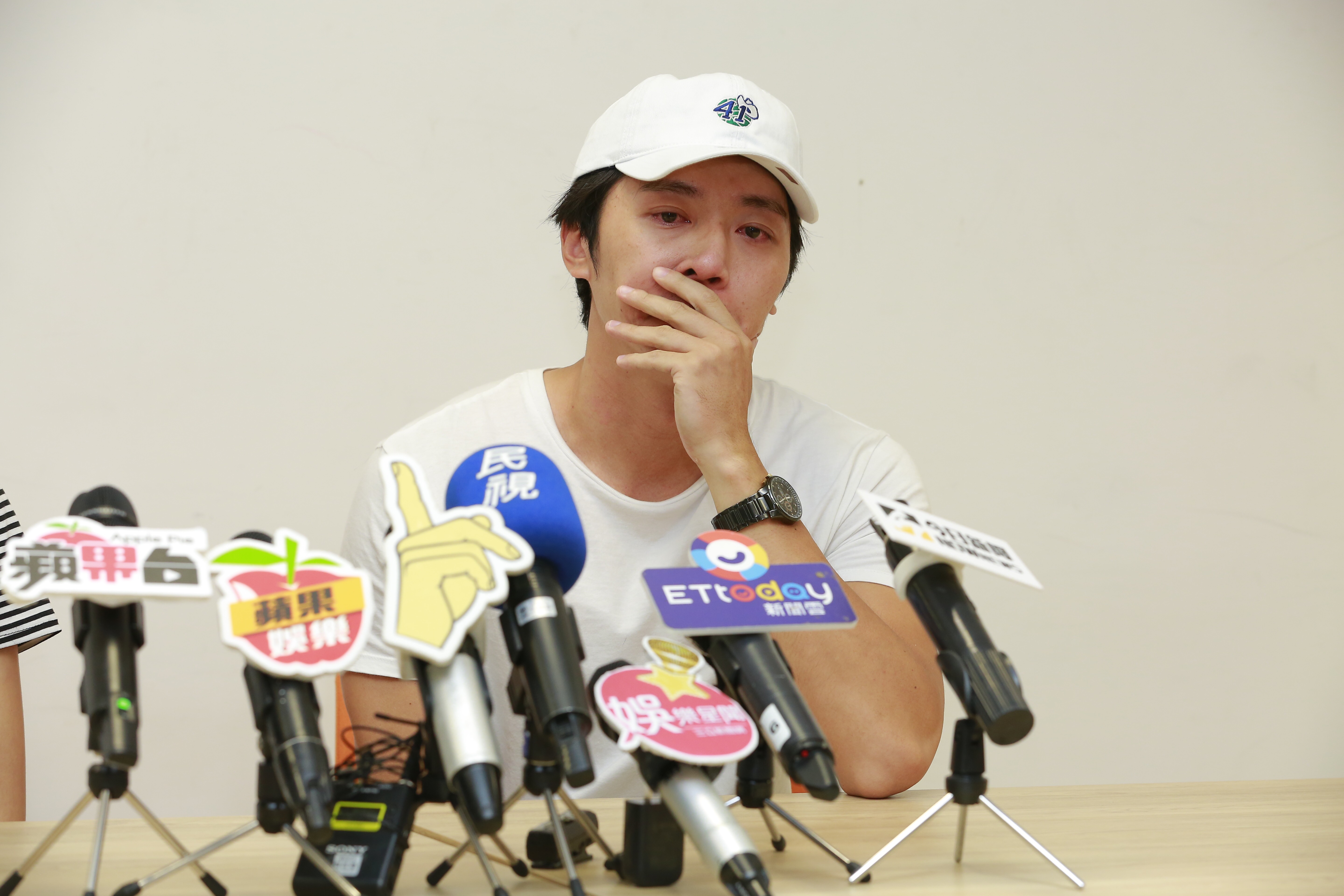 馬俊麟認為王瞳沒有侵門踏戶，因為「在樓下」，但他眼眶泛紅，似有內情。