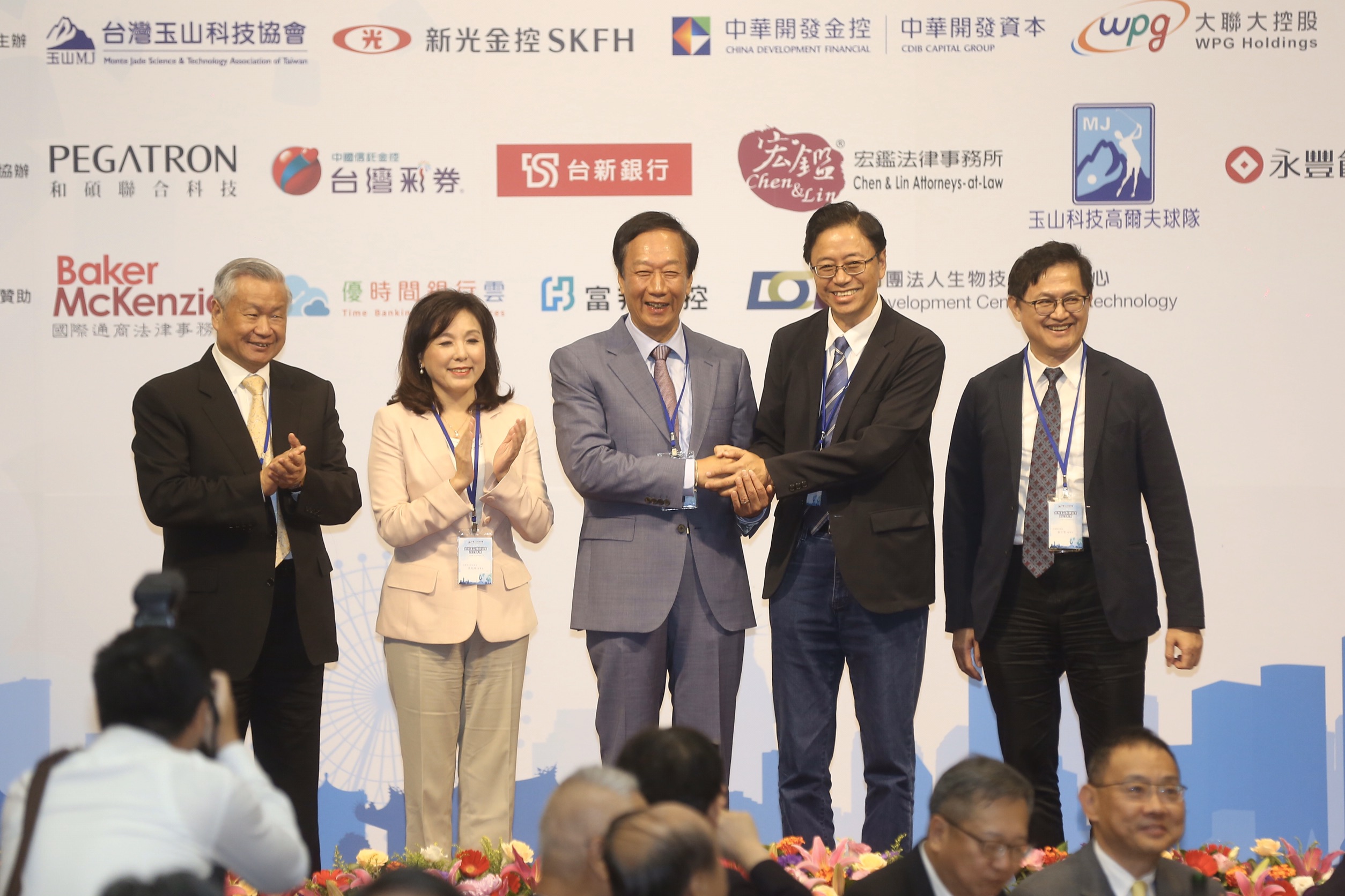 和碩董事長童子賢（右）、鴻海集團創辦人郭台銘（右三）、韓國瑜國政顧問團召集人張善政（右二）均出席玉山科技協會年會。