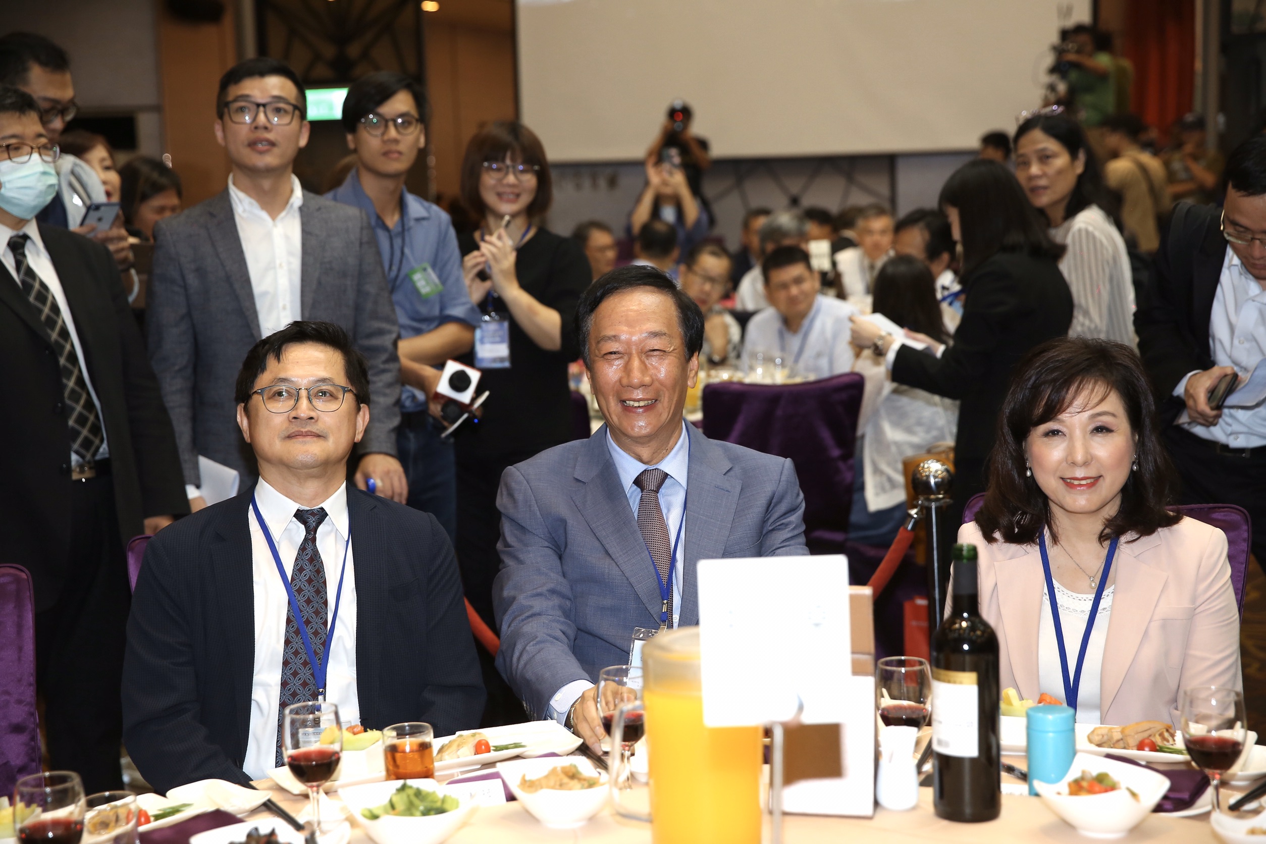 郭台銘幽默地說「我還沒宣布退選前本來是主講貴賓，後來退選後名字就被拿掉」，左為和碩董事長童子賢，右為新光金控副董李紀珠。