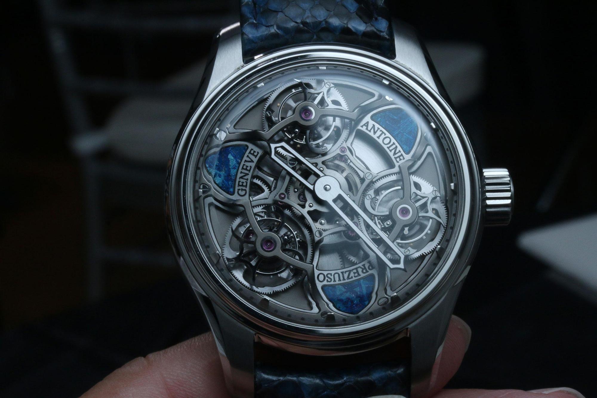「一般版」的 Chronometer Tourbillon of Tourbillons，三陀飛輪裝置自轉、外框架再以每10分鐘公轉面盤一圈，呈現獨特的運行效果。