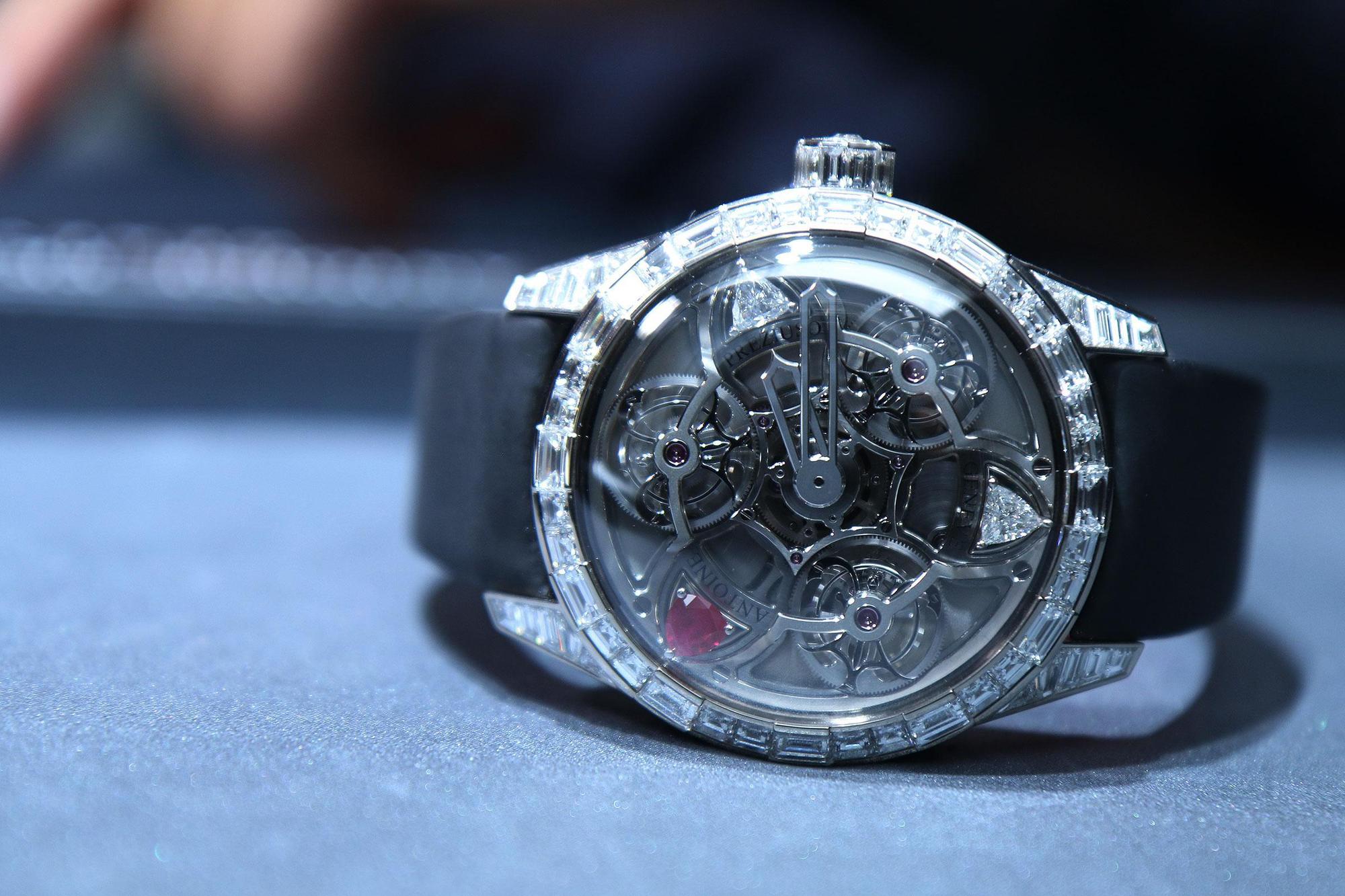 Antoine Preziuso這款Trillion Tourbillon of Tourbillons鑲鑽腕錶，是今年IWST中單價最貴的作品，建議售價新台幣4,300萬元。