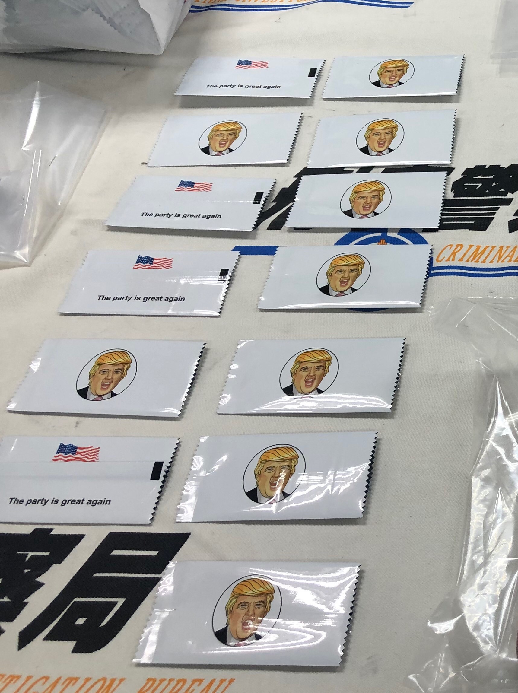 美國總統川普的頭像也成為毒咖啡包的封面。（翻攝畫面）