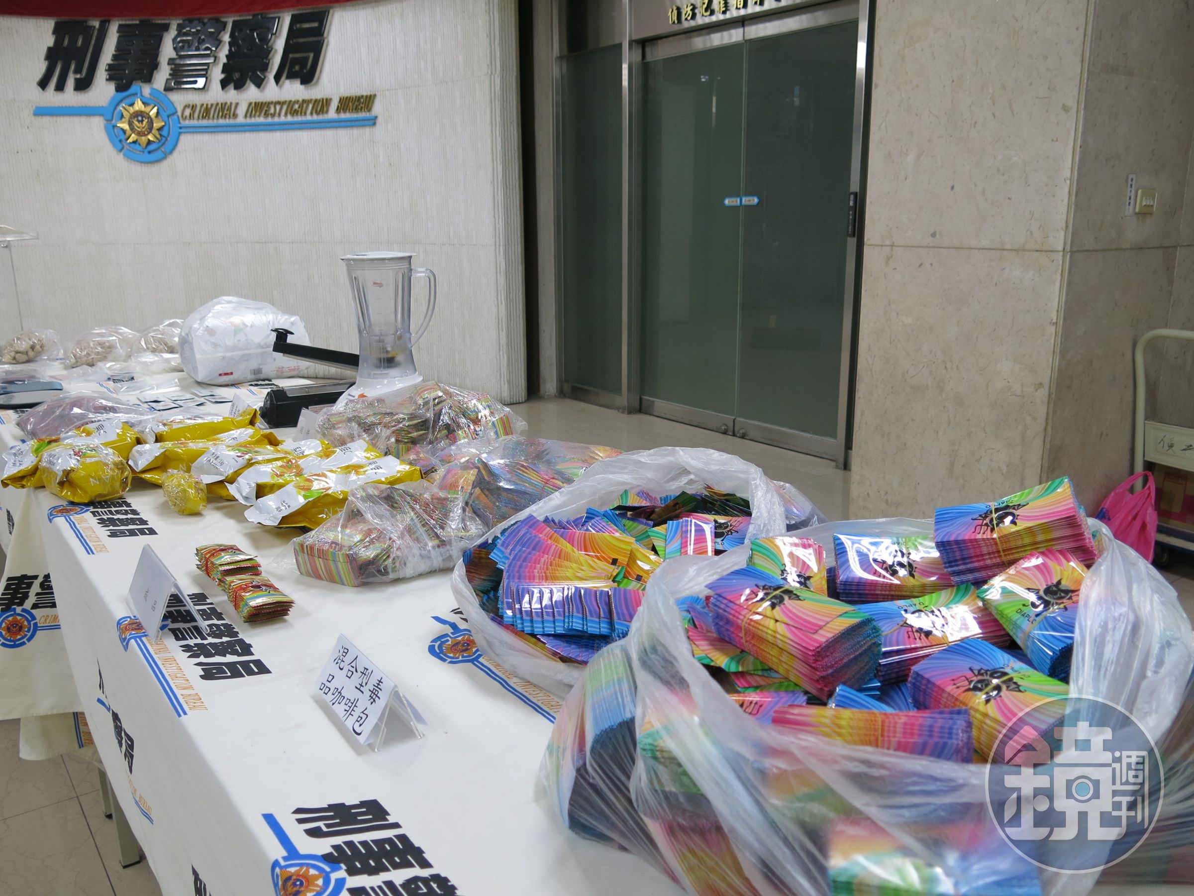 警方查扣大批毒品贓證物。（翻攝畫面）