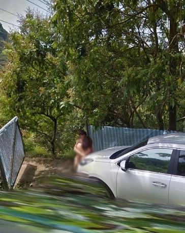 一對裸體男女出現在山路旁,被Google街景捕獲,引發網路熱議。(翻攝Google Map)