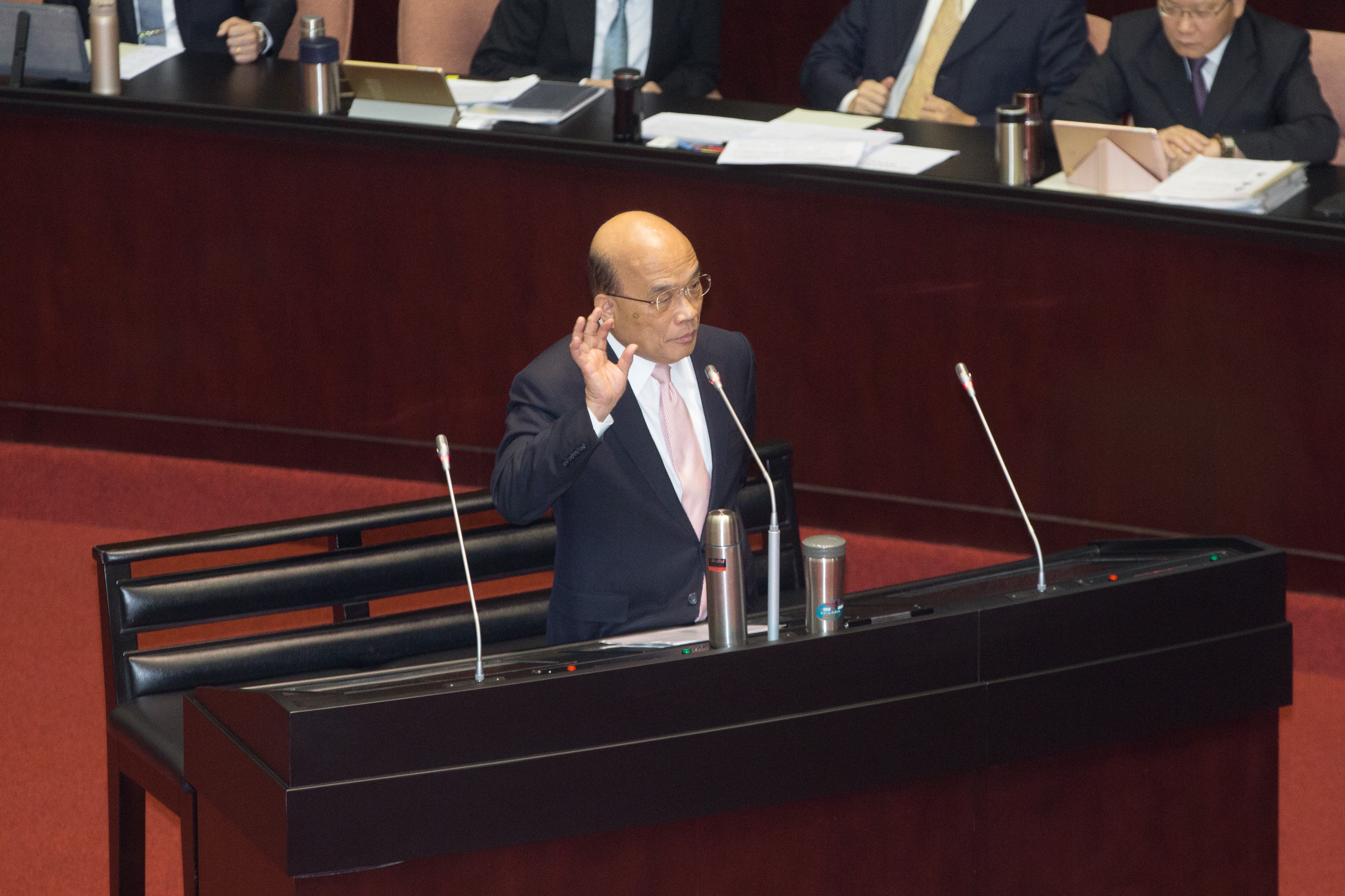 對2位消防員喪生，蘇貞昌說政府更應該檢討有哪些地方有公安疑慮，也要加強消防員的裝備。