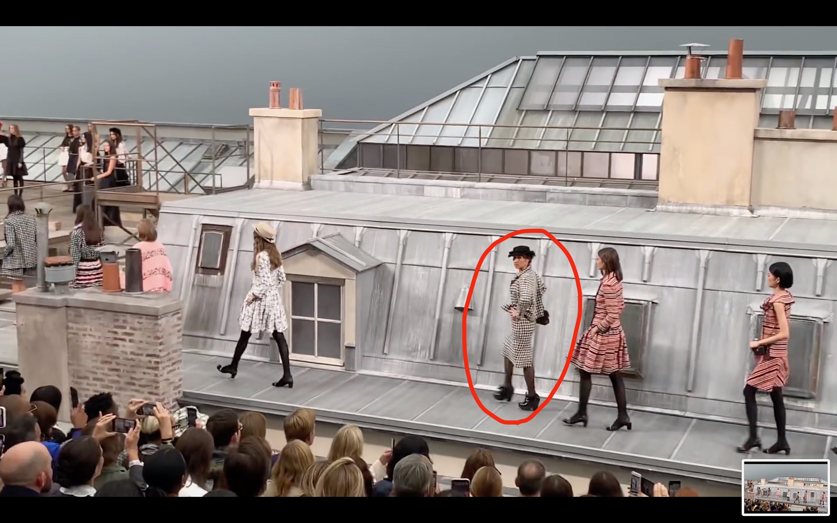 有女子喬裝成模特兒後，硬闖香奈兒伸展台。（翻攝自Marie S'Infiltre頻道）