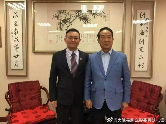胡男常與政治人物合照，以此展現自身人脈。（胡志偉中國微博）