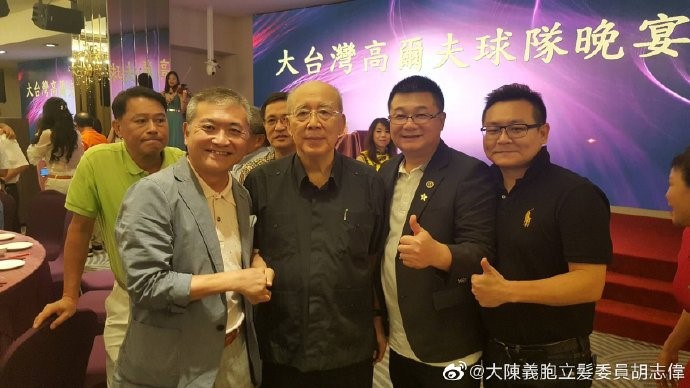 胡男常與政治人物合照,以此展現自身人脈。(胡志偉中國微博)