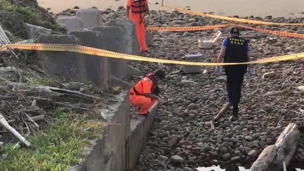 警方在案發現場進行採證。（翻攝畫面）