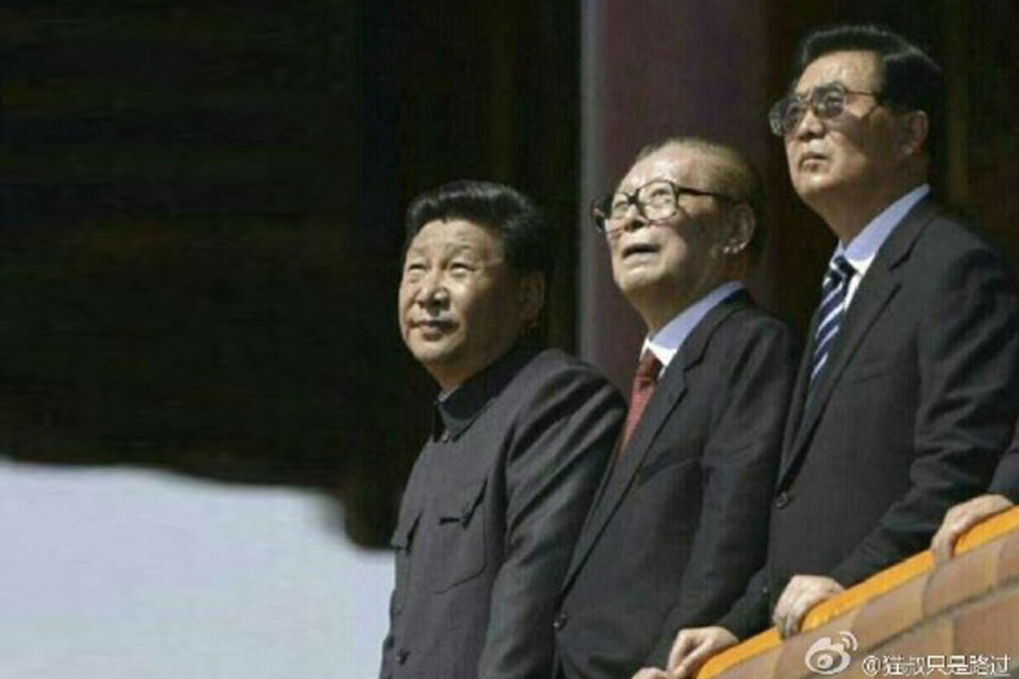 中共日前於天安門廣場舉行建政70週年大閱兵，三代領導人習近平、江澤民、胡錦濤難得同框。（翻攝微博）