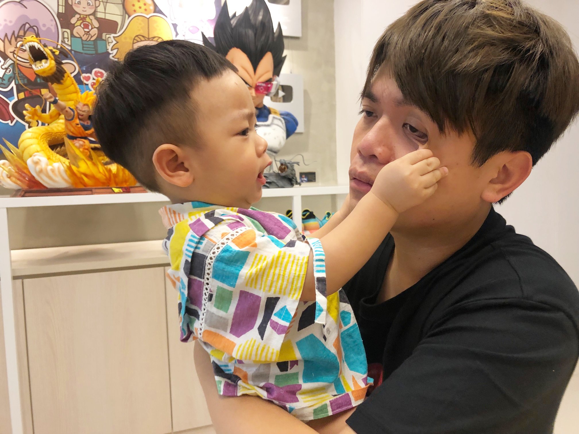 蔡桃貴(左)在台灣百大網紅票選海放蔡阿嘎。(翻攝蔡阿嘎臉書)