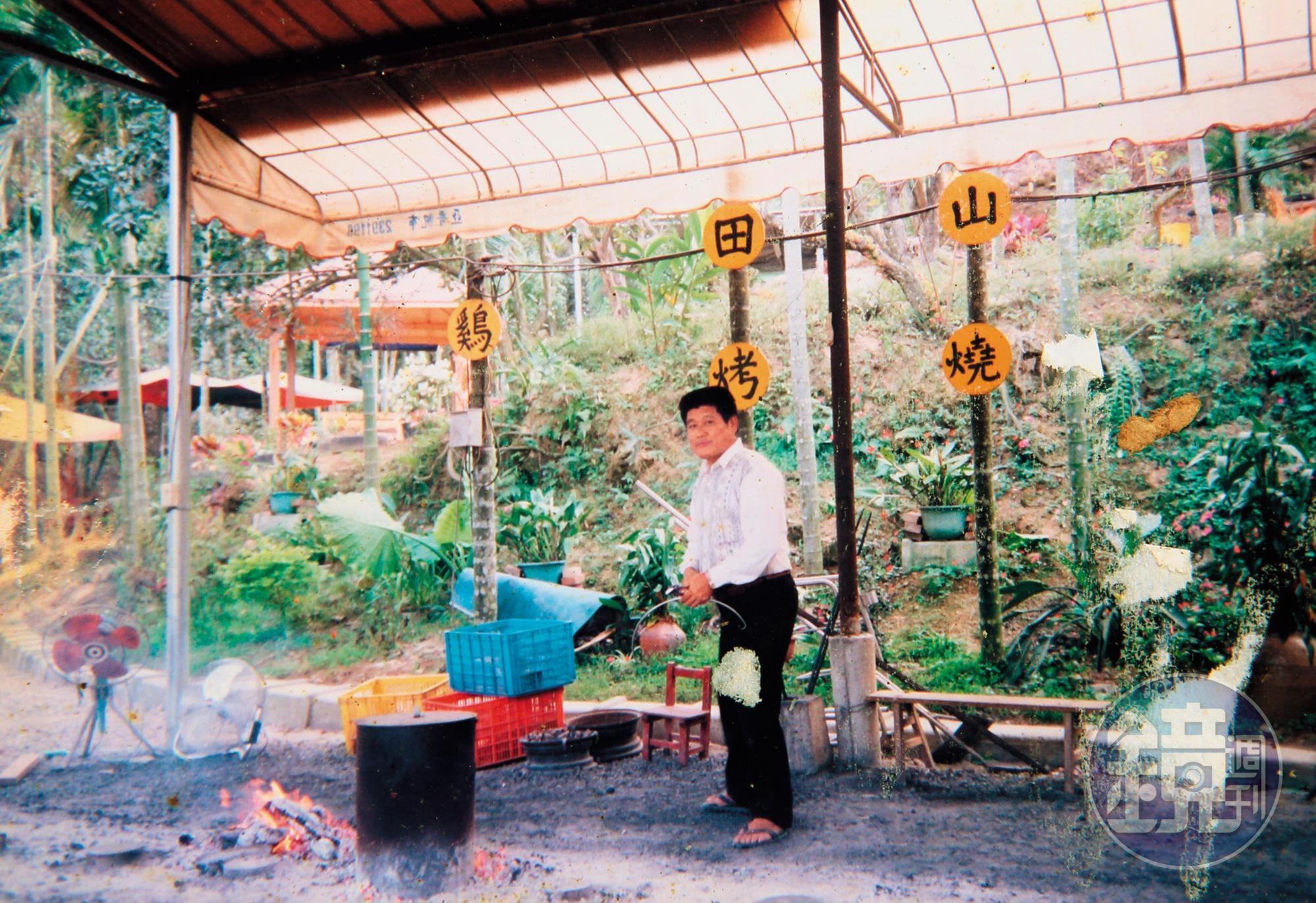 25年前中部仍不流行桶仔雞,林東村開設第一家燜燒烤雞店,引起潮流。(林東村提供)