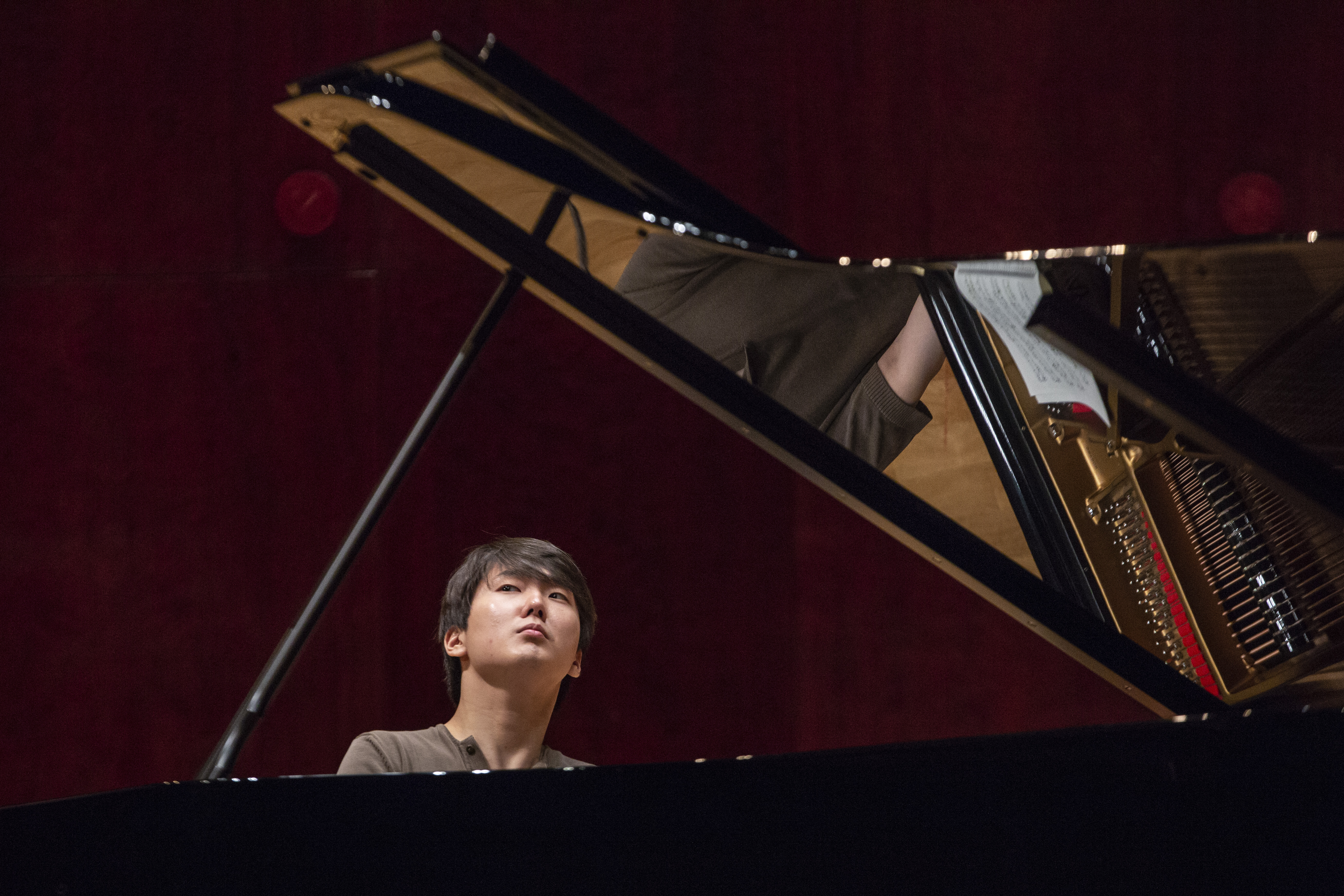 來自父母開放自由的教育，趙成珍除音樂外，對閱讀、電影、繪畫也有廣泛興趣。