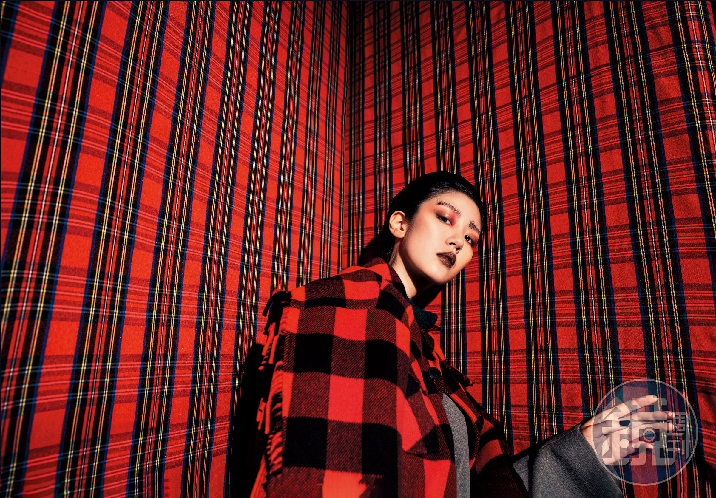 SANDRO紅色格紋流蘇外套 NT$19,710；BOTTEGA VENETA灰色西裝外套 NT$69,100。