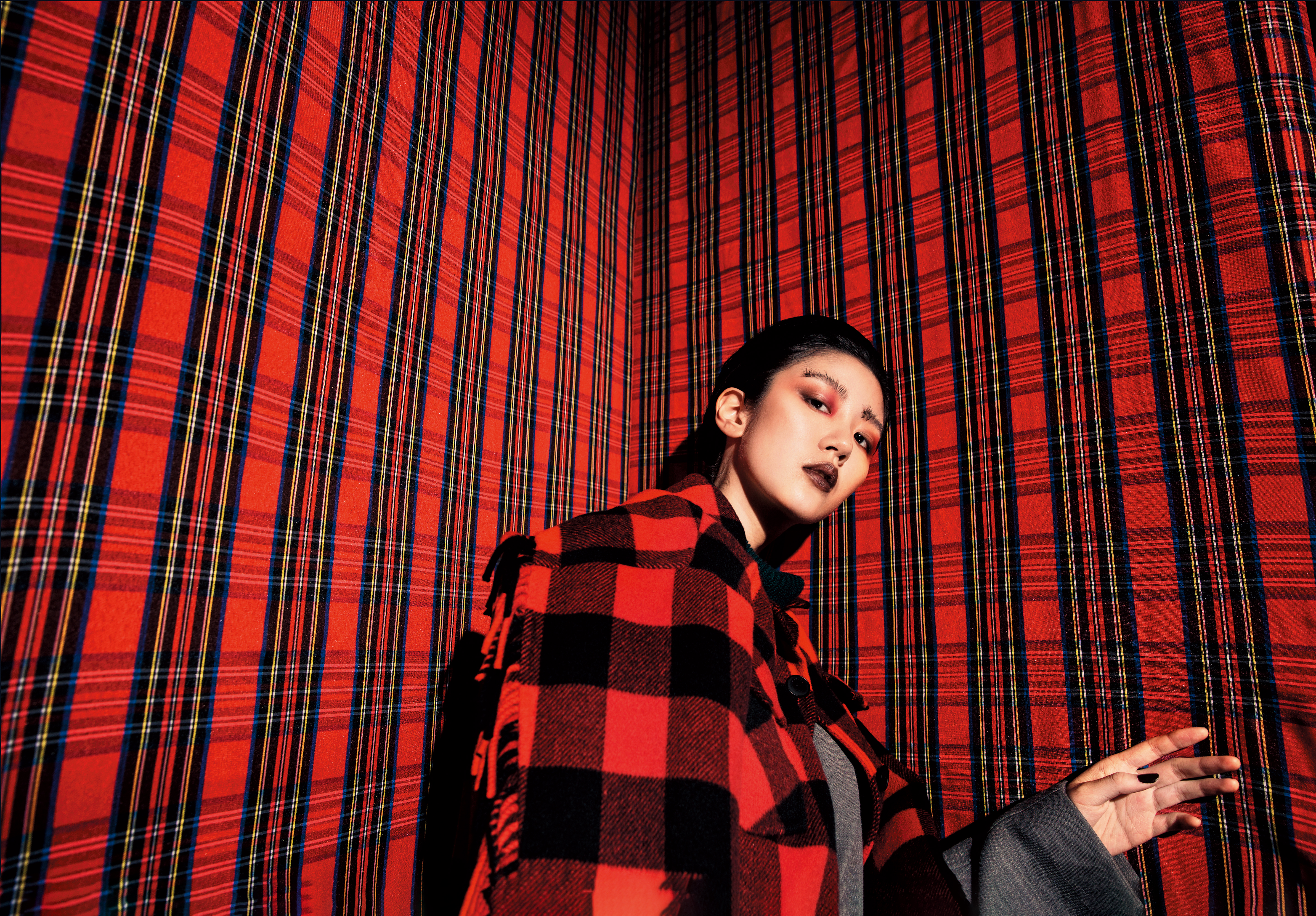 SANDRO紅色格紋流蘇外套 NT$19,710；BOTTEGA VENETA灰色西裝外套 NT$69,100。