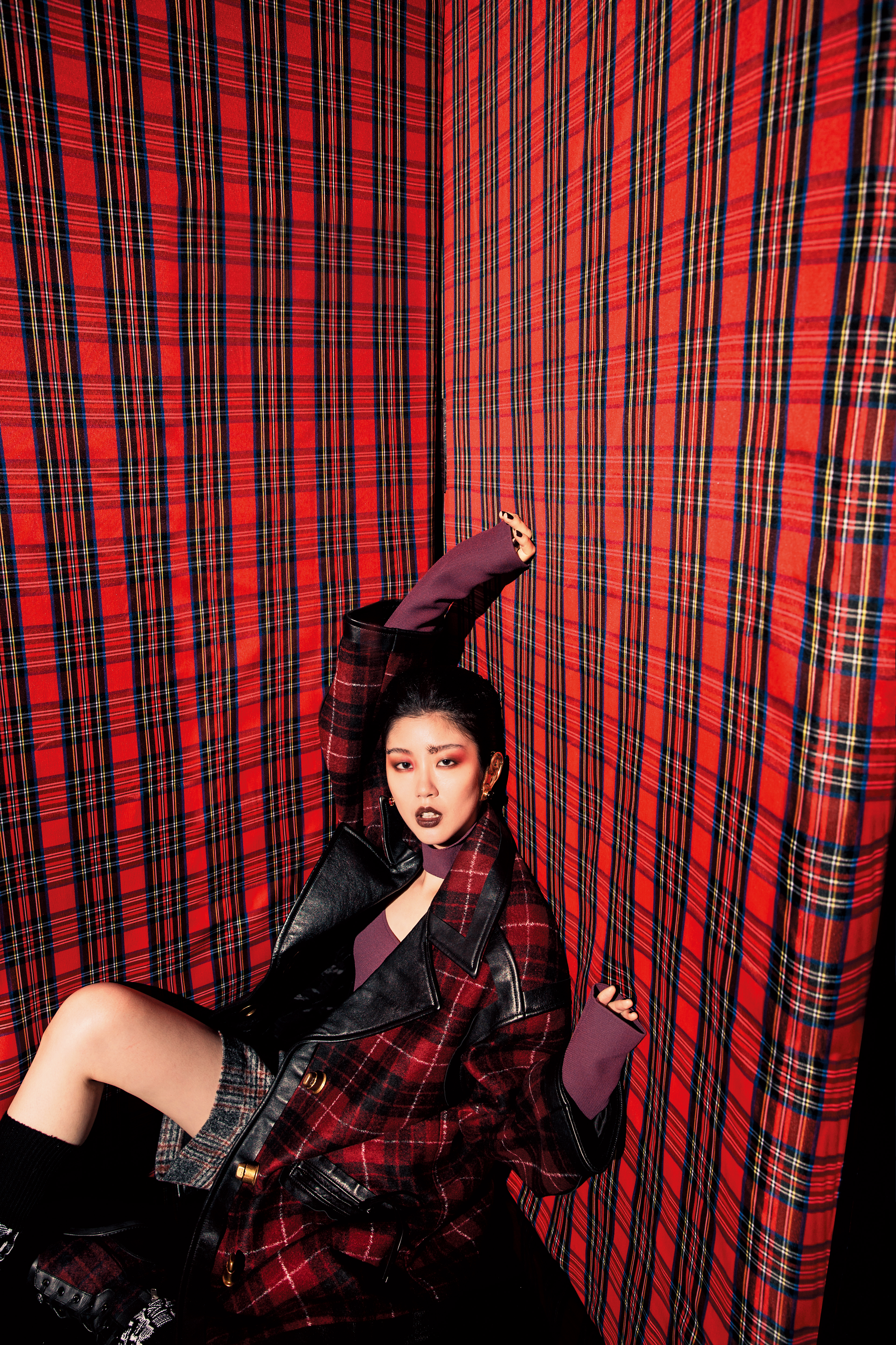 COACH 格紋拼接皮革騎士外套 NT$458,000；BOTTEGA VENETA紫紅色高領挖胸連身衣，價格店洽； COACH 毛呢格紋短褲 NT$12,800； COACH 格紋皮靴，價格店洽。