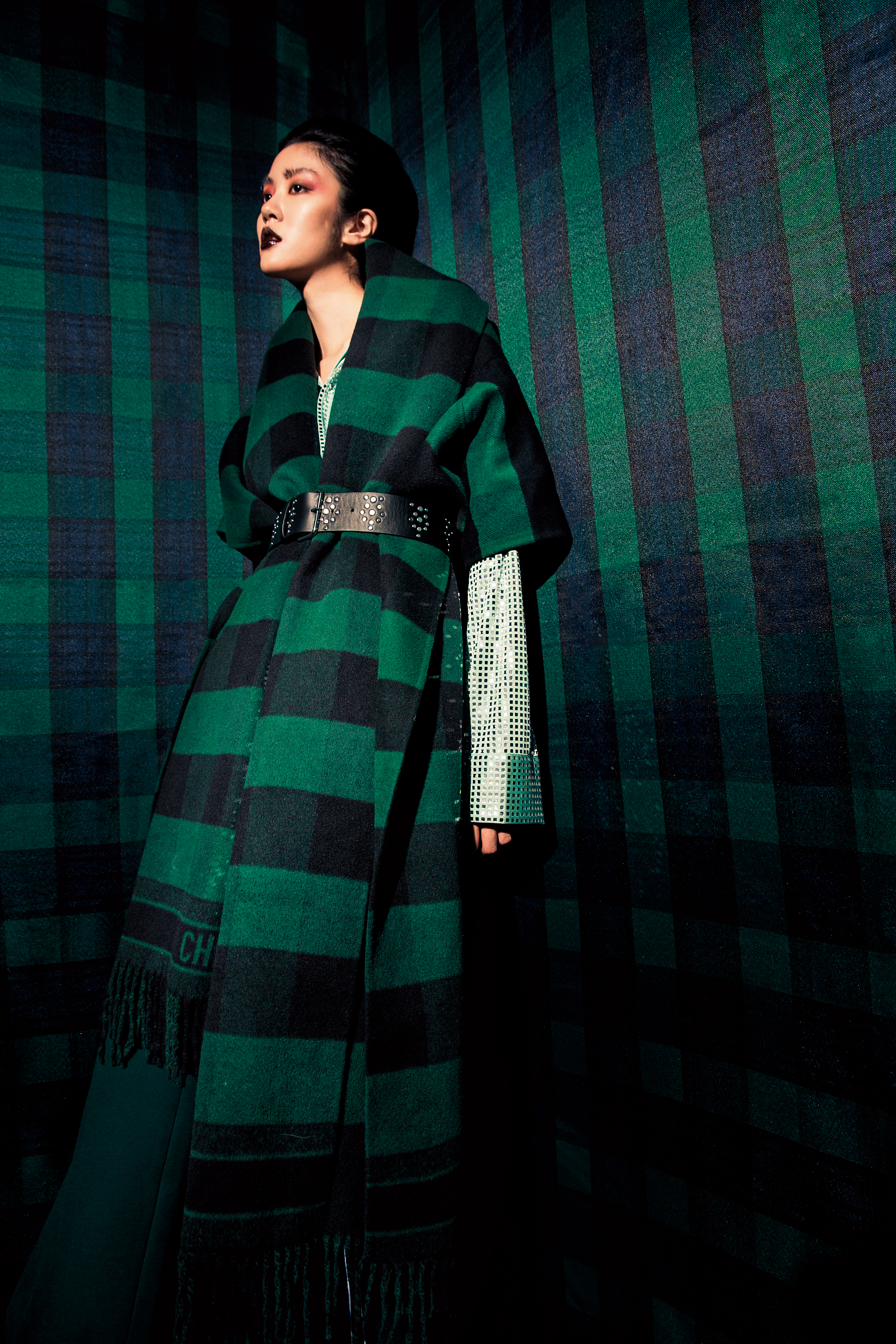 DIOR 綠色格紋披肩外套 NT$110,000； BOTTEGA VENETA 淺綠閃亮長版襯衫 NT$90,700； SANDRO 綠色長褲價格店洽； SANDRO 寬版鉚釘腰帶價格店洽。