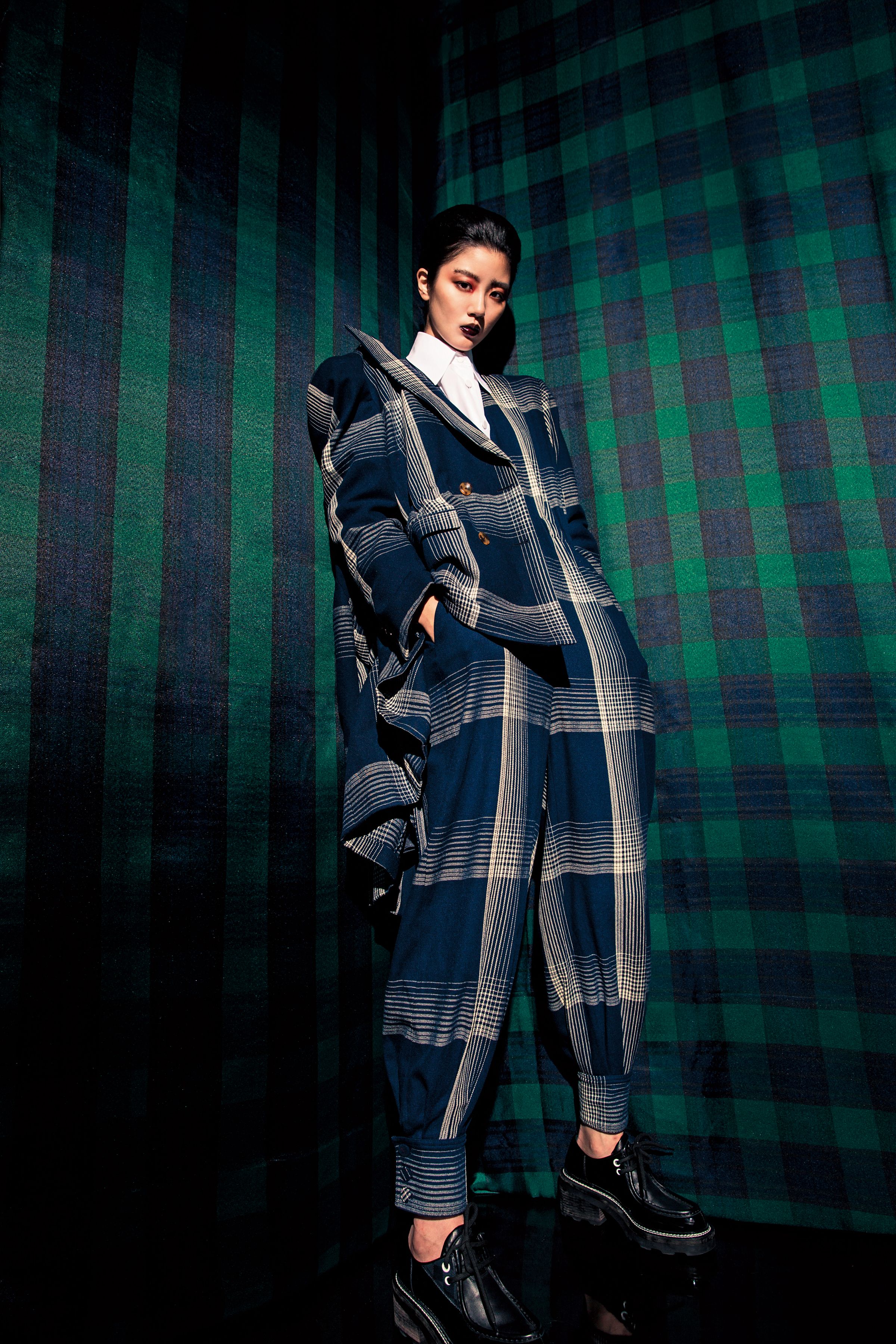 GUCCI 格紋西裝外套 NT$130,000；GUCCI 白色襯衫 NT$27,500；GUCCI 格紋連身褲 NT$120,000；LOUIS VUITTON 綁帶厚底鞋價格店洽。
