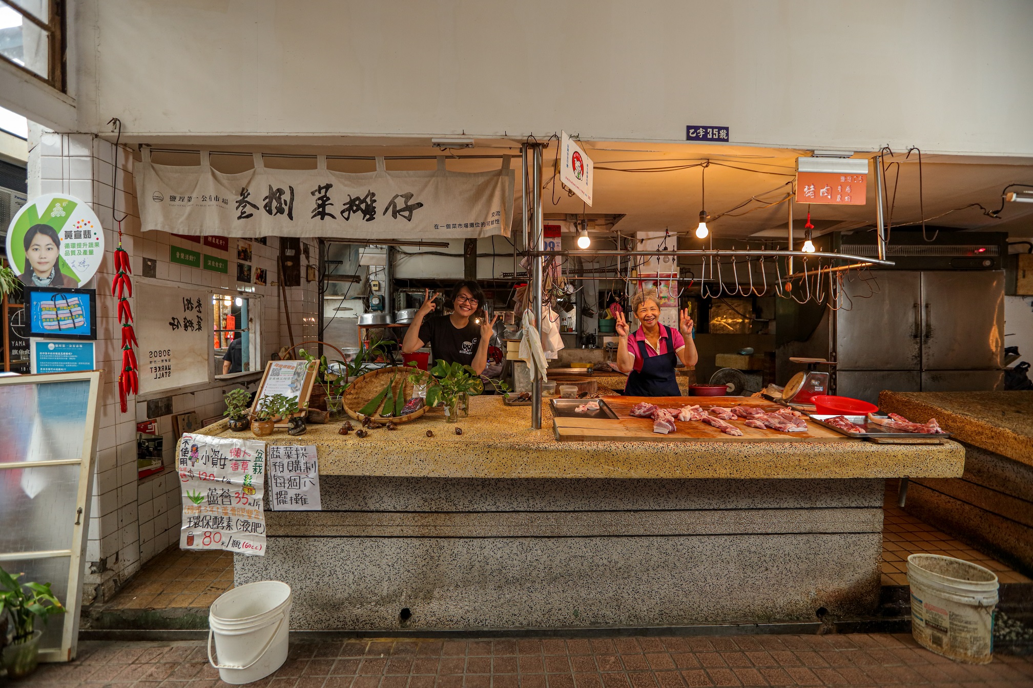 宣翡說，在市場裡隔壁同事洪阿姨好照顧她，什麼吃的喝的都與她共享。