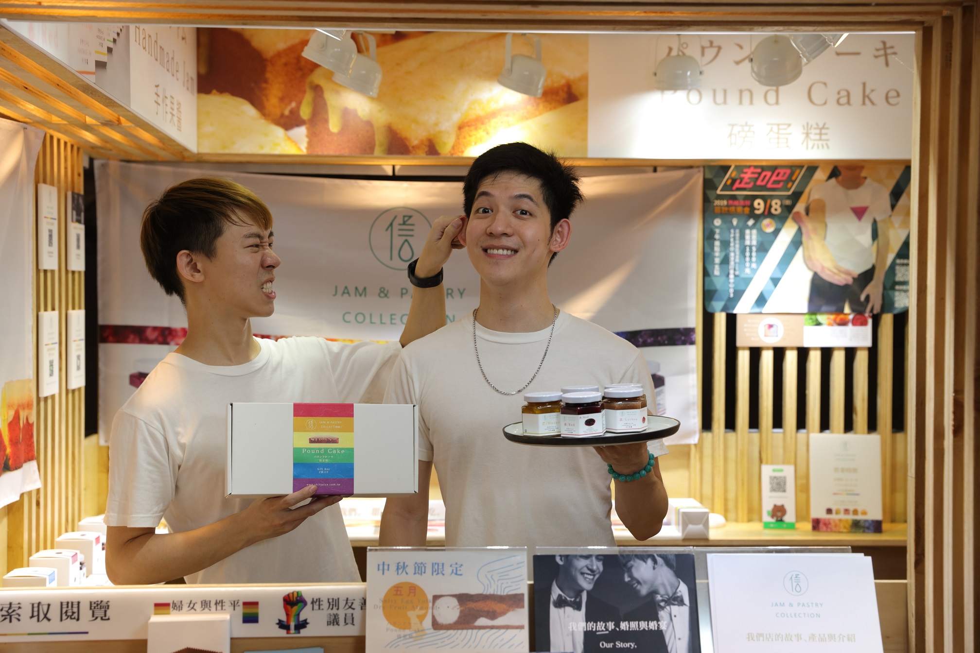 阿古(右)與信奇(左)為了宣導婚姻平權,在市場開了實體店面。