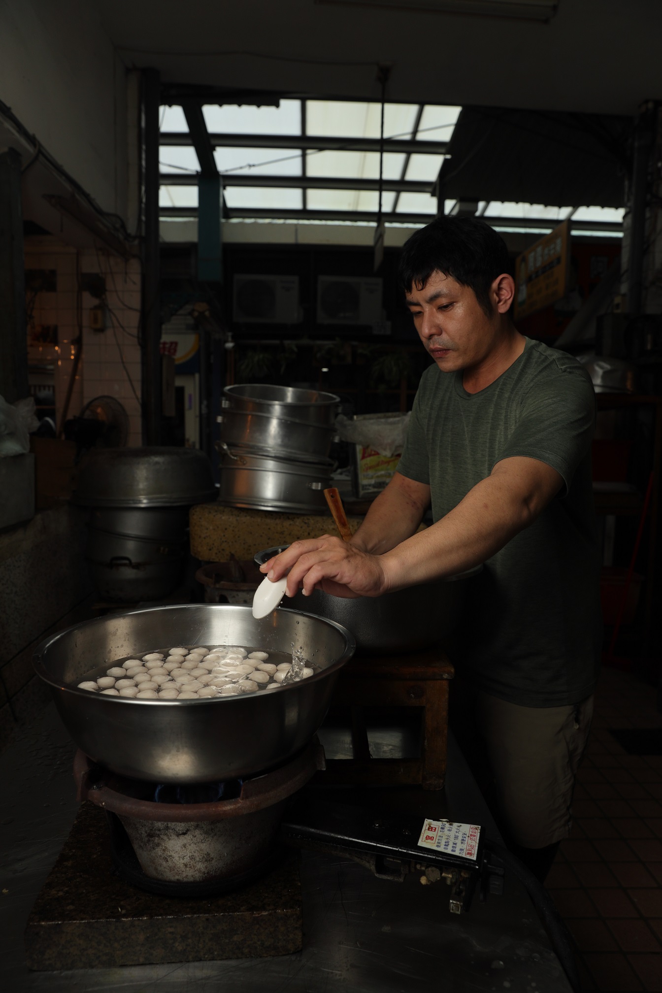 每日早晨，會製作新鮮的旗魚丸。