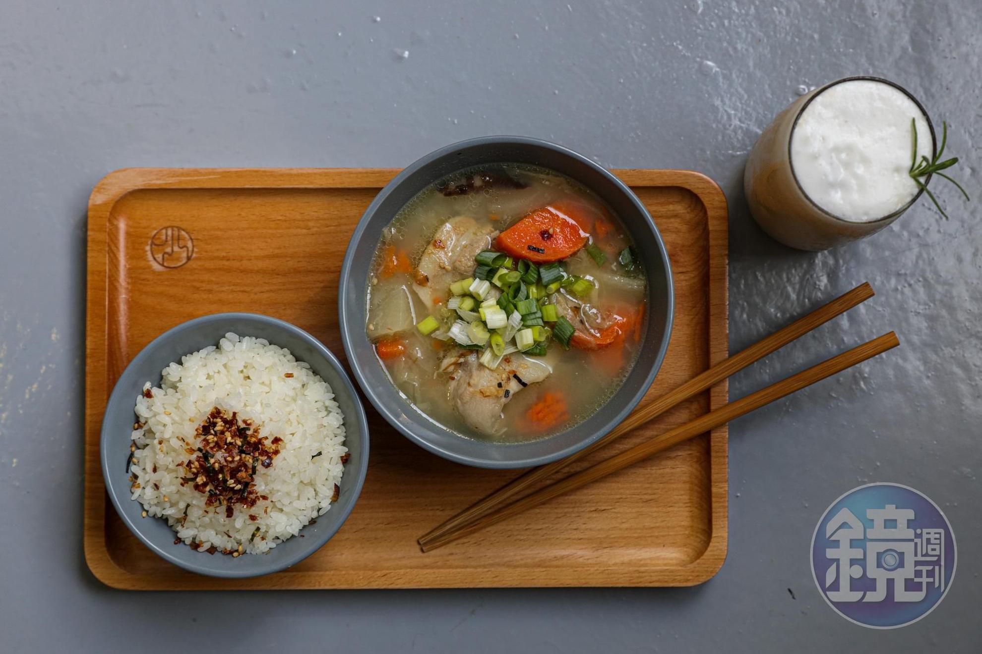 嚐起來很暖胃的豚汁定食（150元／份），也很受到旅客喜愛。