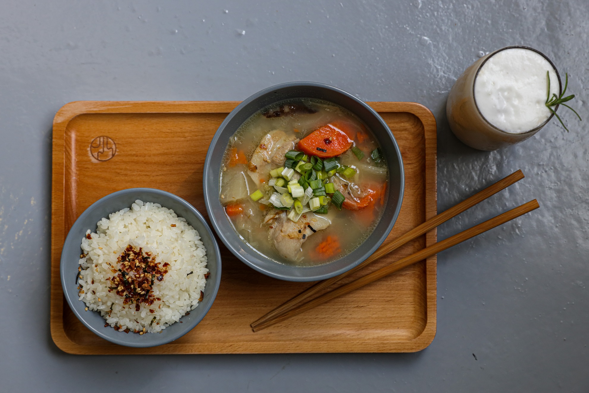 嚐起來很暖胃的豚汁定食（150元／份），也很受到旅客喜愛。