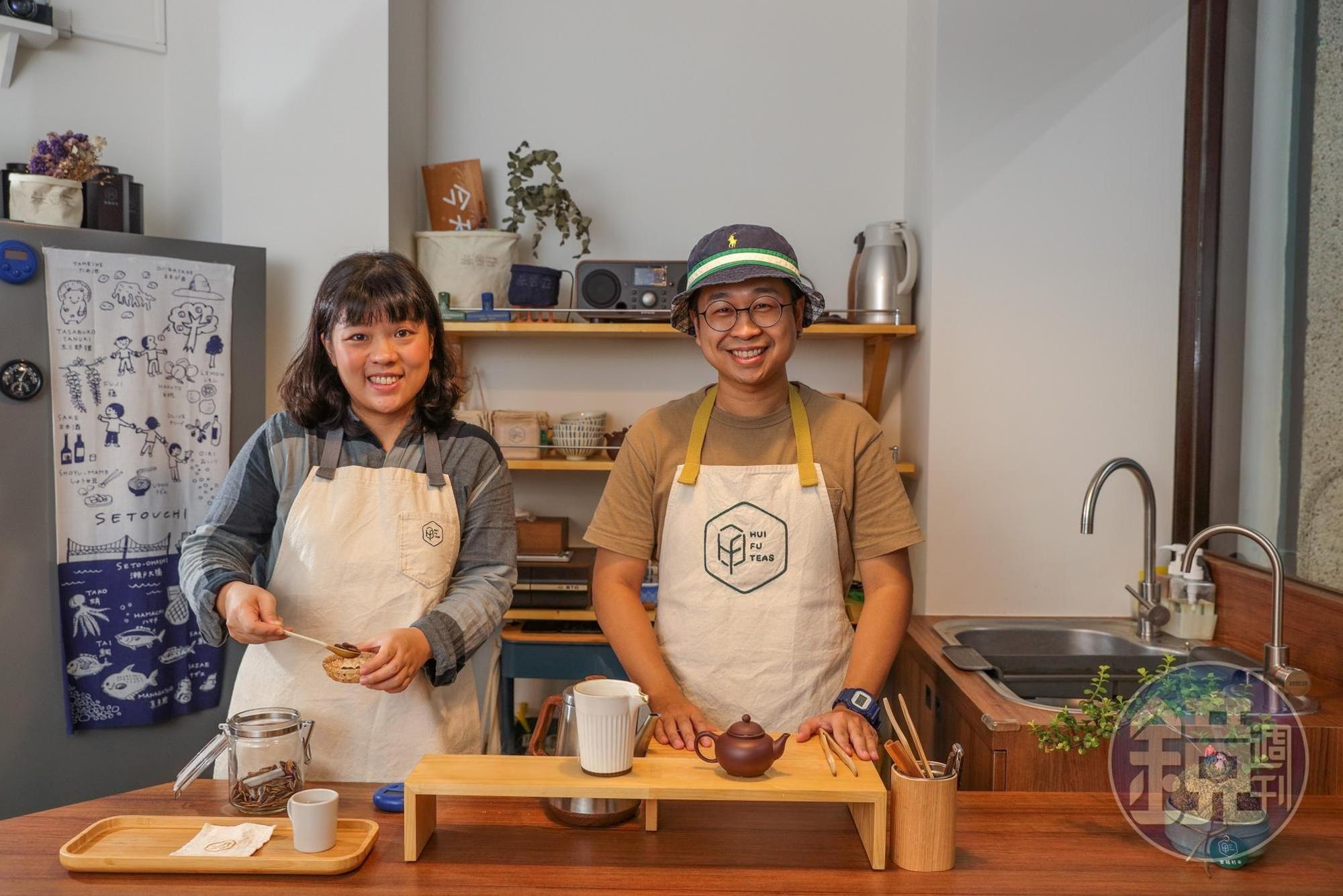 普敦（右）與Sumi（左）一同經營在老市場內的小茶店。