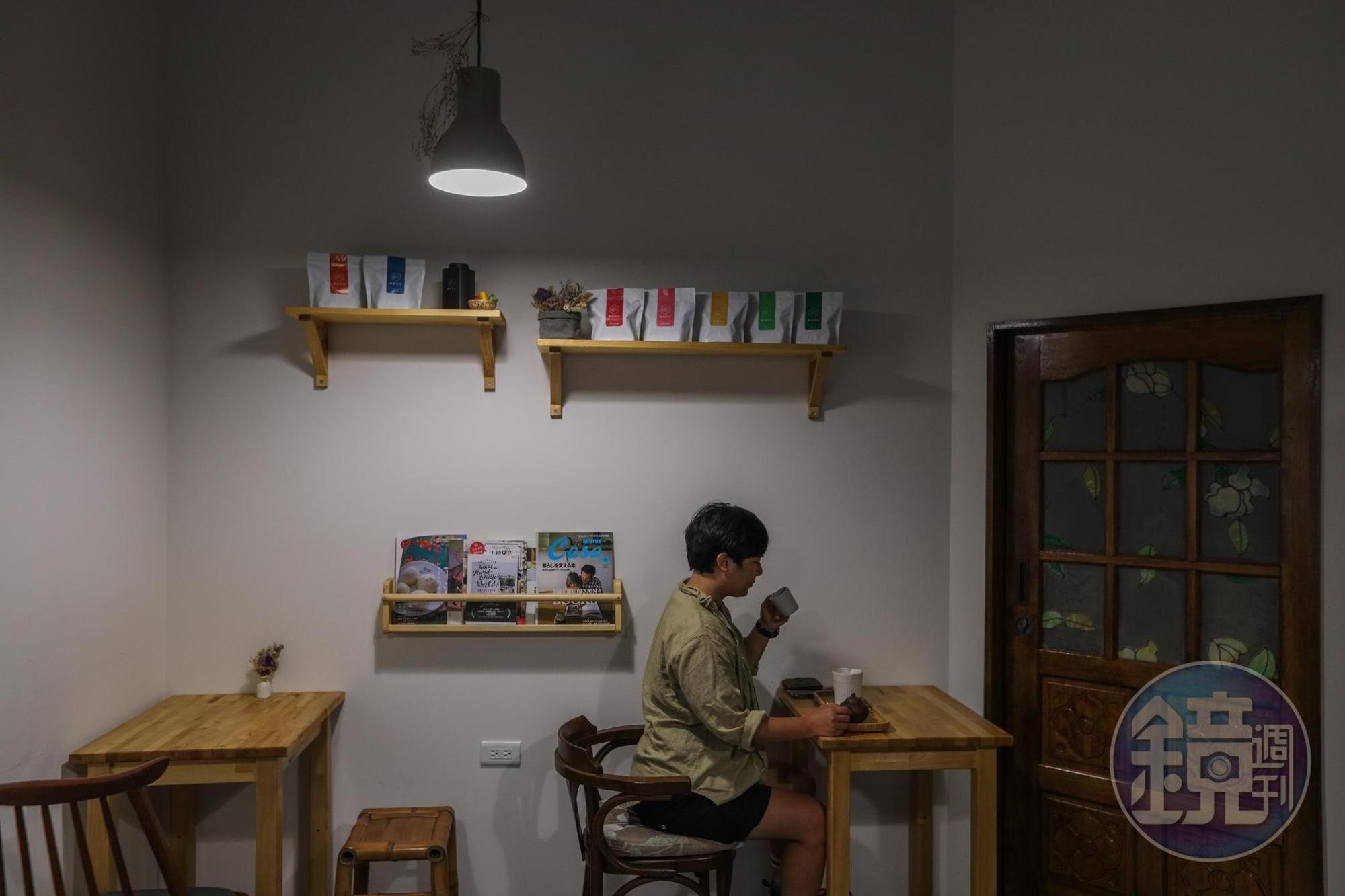 這兒適合一人品茶，也可以跟普敦詢問選茶的建議。