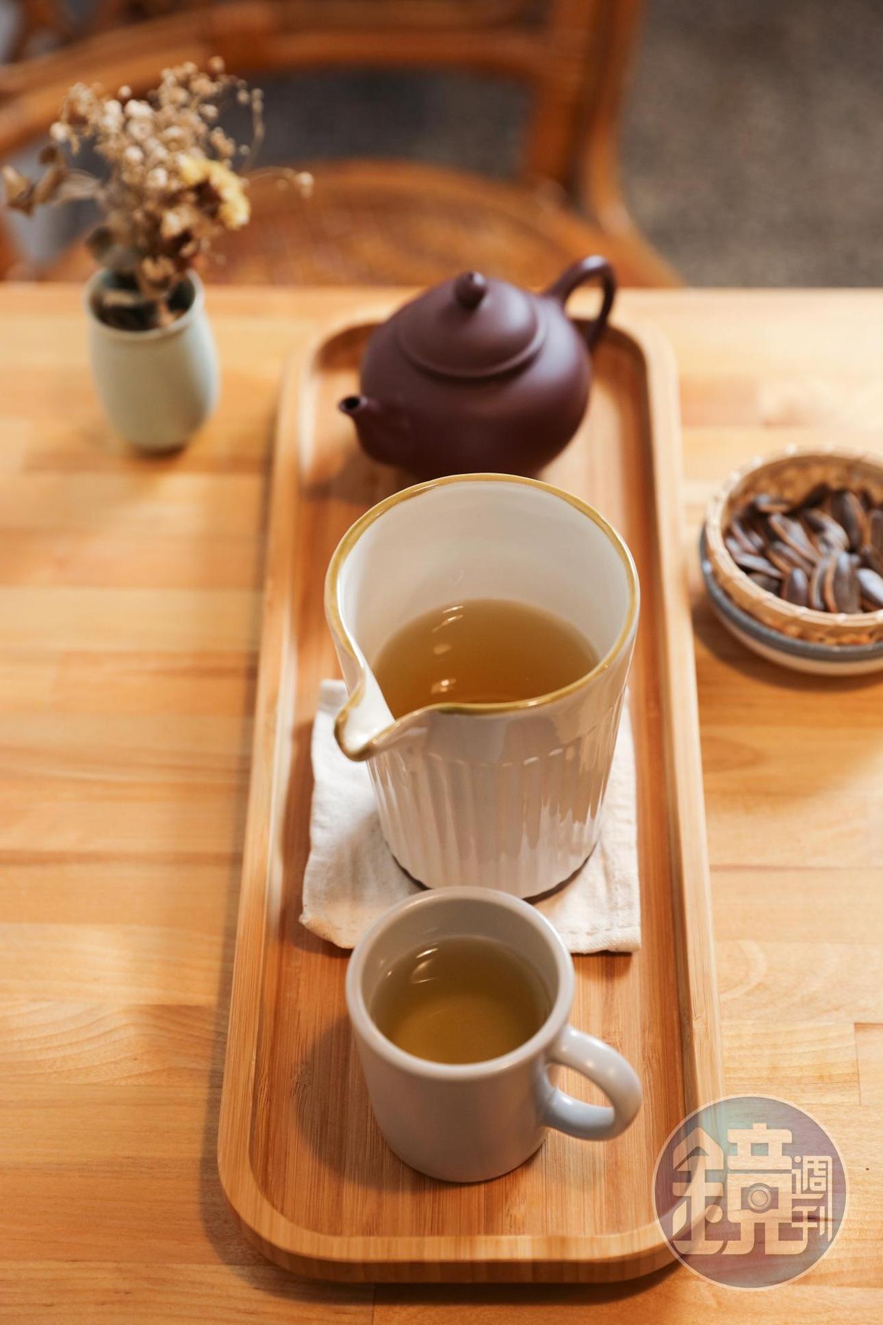 茶具是2人在各處蒐集組合來的，為了讓客人擺脫傳統品茶用品的距離感。（120元起／份，可回沖4次，附茶泡飯）