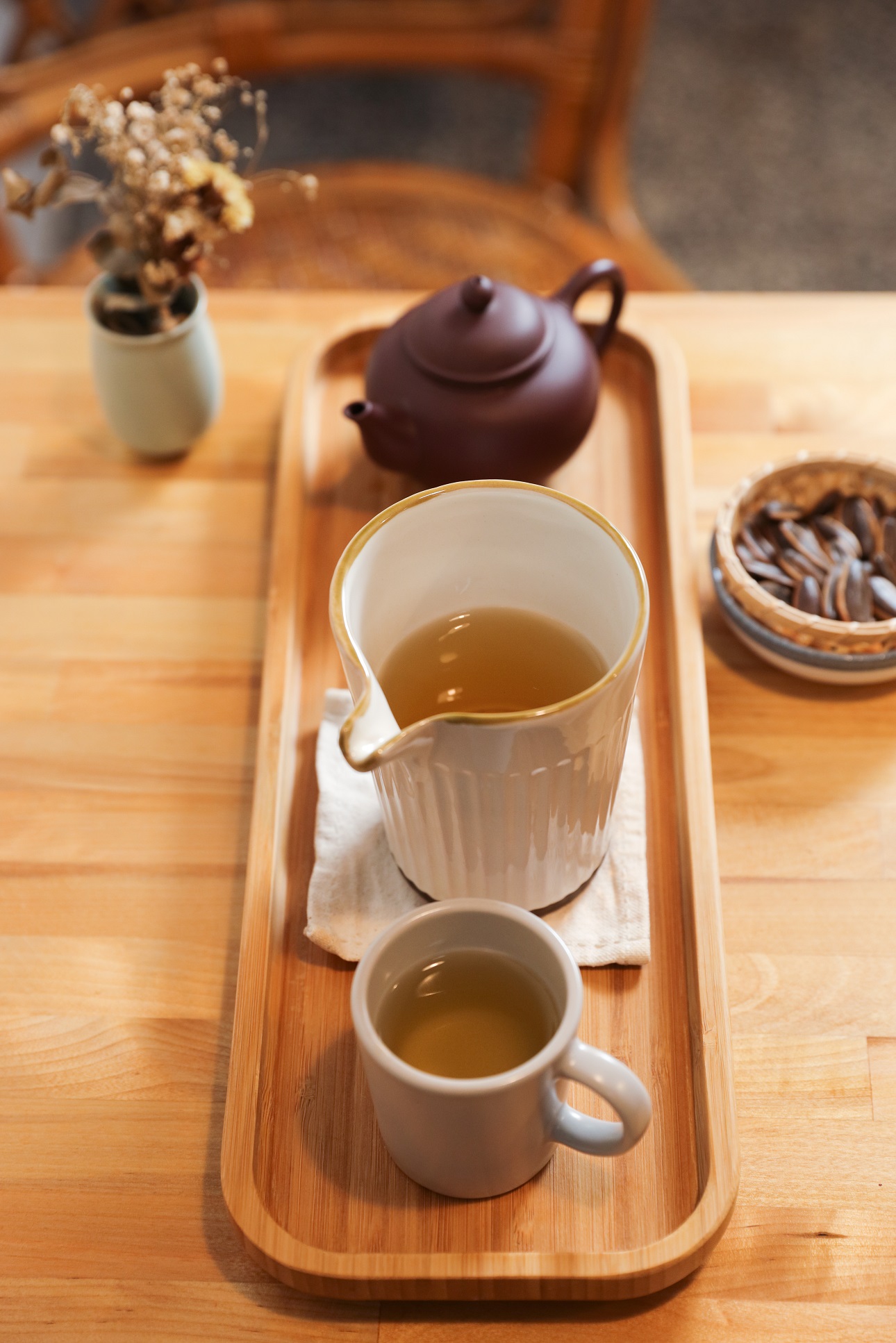 茶具是2人在各處蒐集組合來的，為了讓客人擺脫傳統品茶用品的距離感。（120元起／份，可回沖4次，附茶泡飯）
