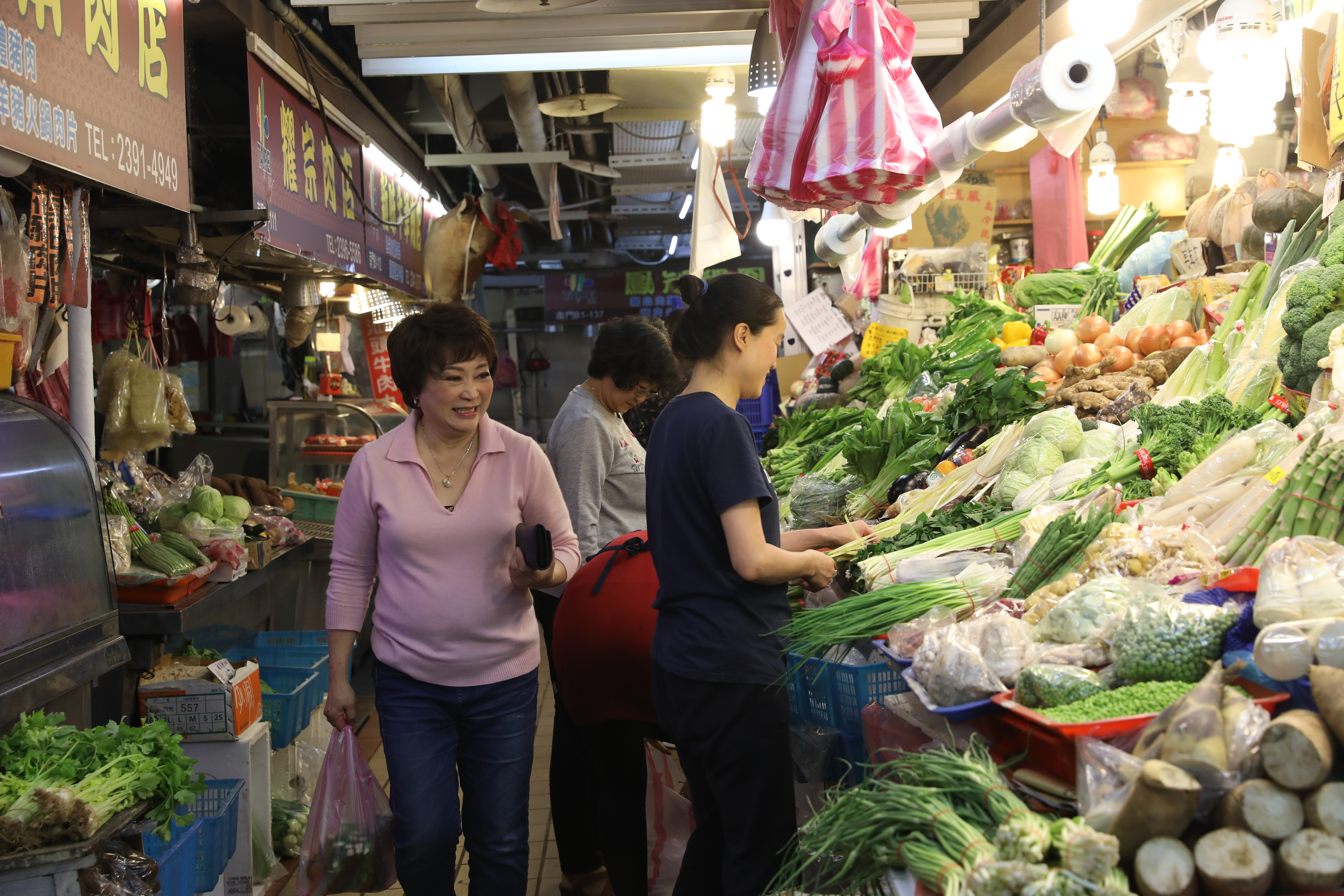 台北「南門市場」本週日（6日）晚間7點正式熄燈，知名烹飪教師程安琪趕來買菜，和攤商老闆們相約中繼市場再見。