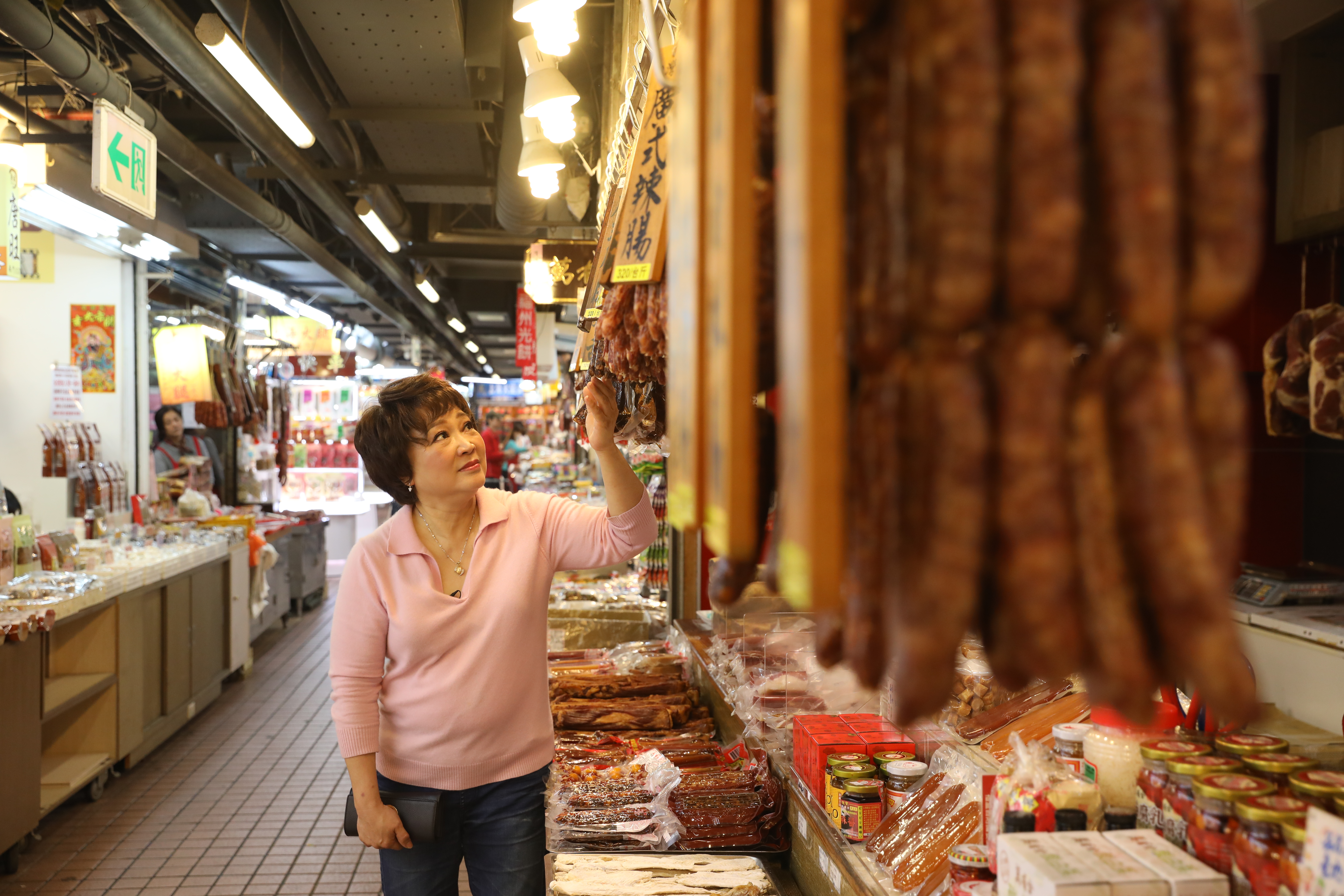 知名烹飪教師程安琪在「萬有全手工金華火腿」前挑選火腿。