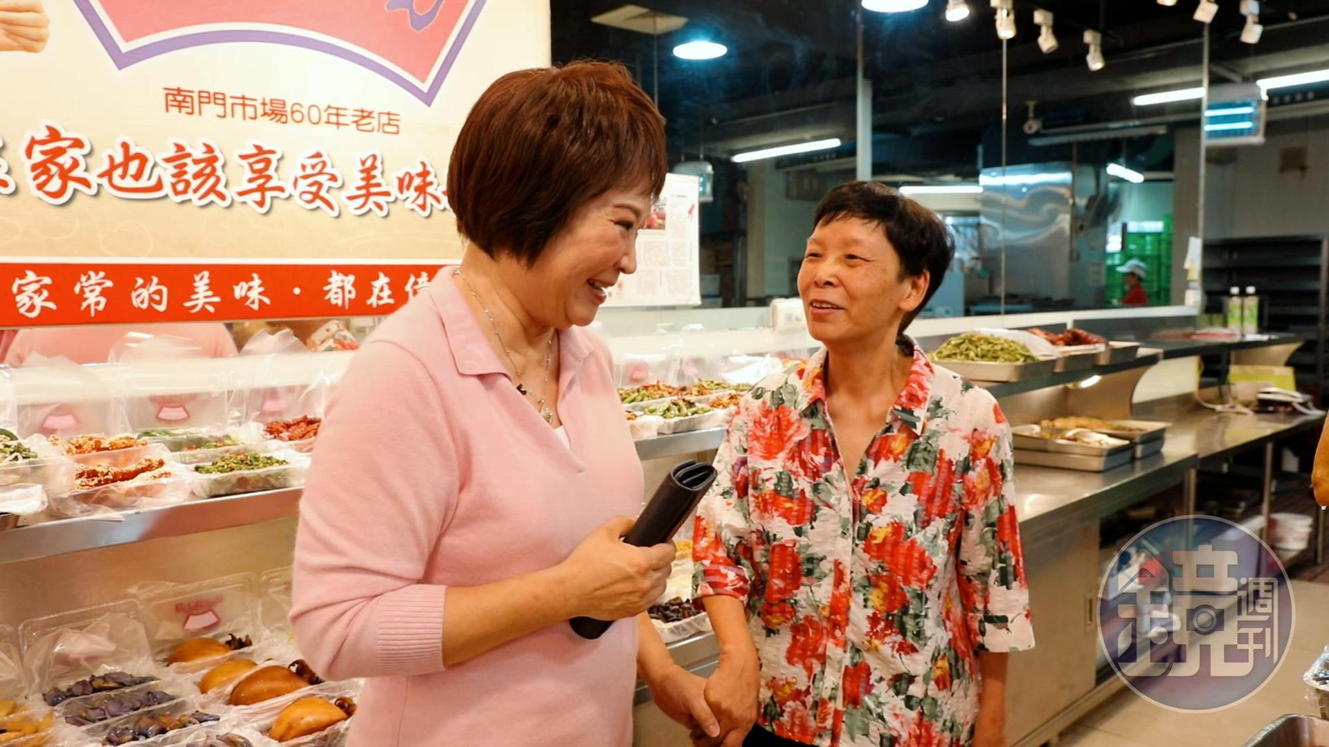 烹飪教師程安琪（左）跟「億長御坊」老闆朱億長（右）有多年交情，兩人相約在中繼市場再見。
