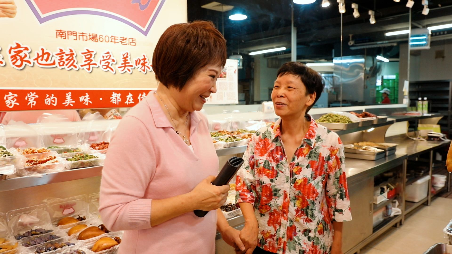 烹飪教師程安琪(左)跟「億長御坊」老闆朱億長(右)有多年交情,兩人相約在中繼市場再見。