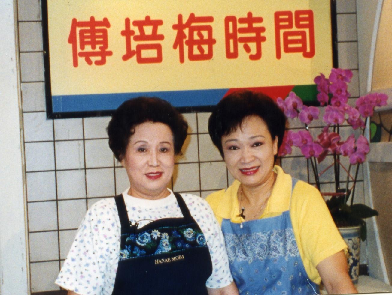 烹飪教師程安琪（右）從年輕時開始陪伴媽媽傅培梅（左）開設烹飪節目，母女也會一起到南門市場買菜。（程安琪提供）