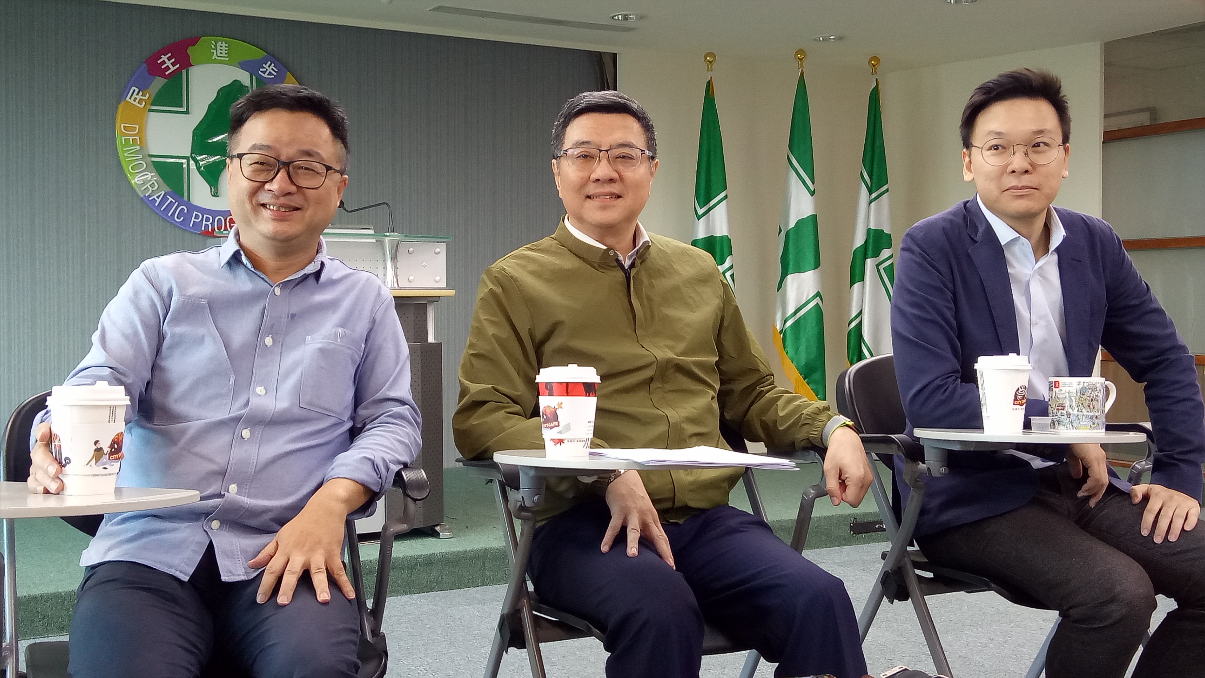 民進黨主席卓榮泰（中）、祕書長羅文嘉（左）、副秘書長林飛帆。