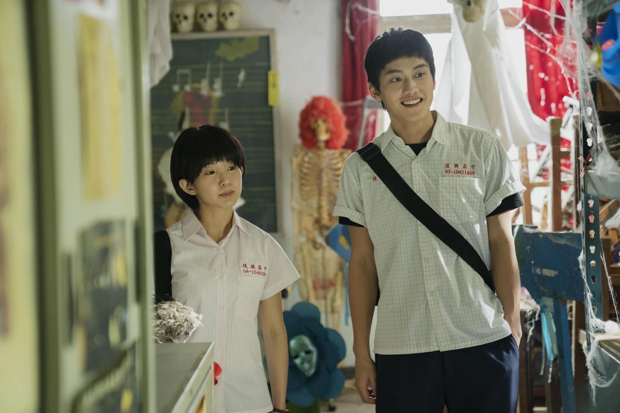 入圍金馬獎最佳新演員的范少勳(右)在《通靈少女2》演男主角,與郭書瑤(左)劇中感情發展備受關注。(HBO Asia提供)